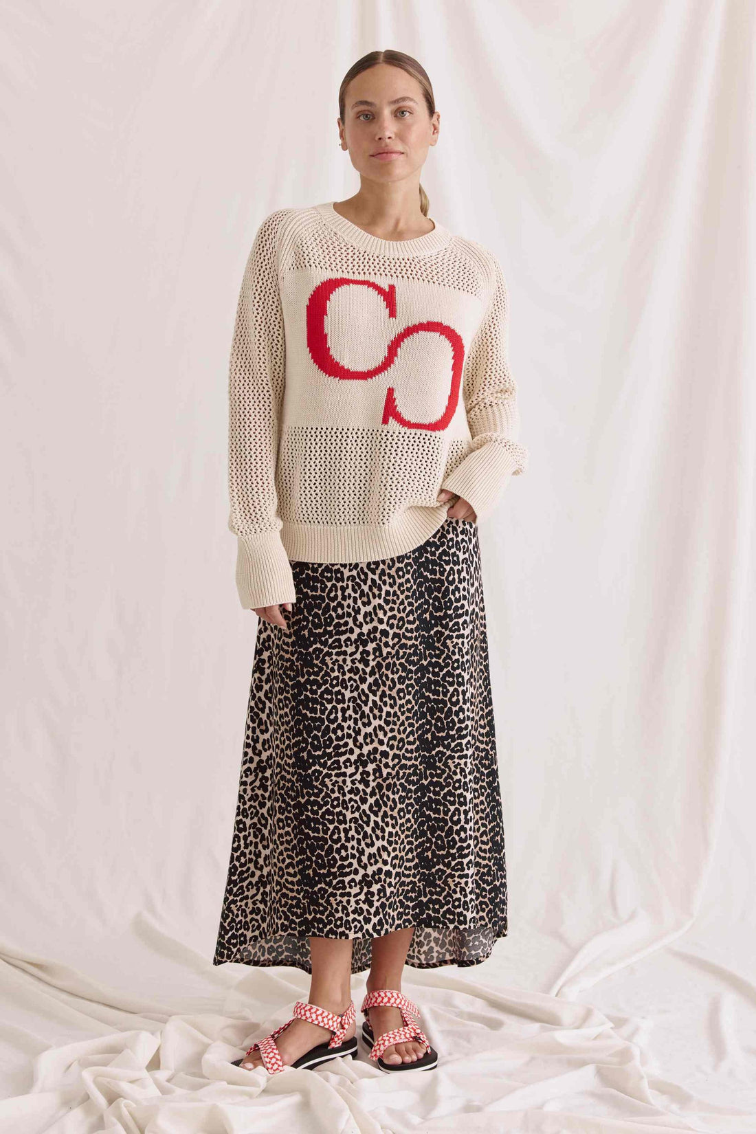 Open knitted 1/1 sleeve sweater with round neck and logo on the chest