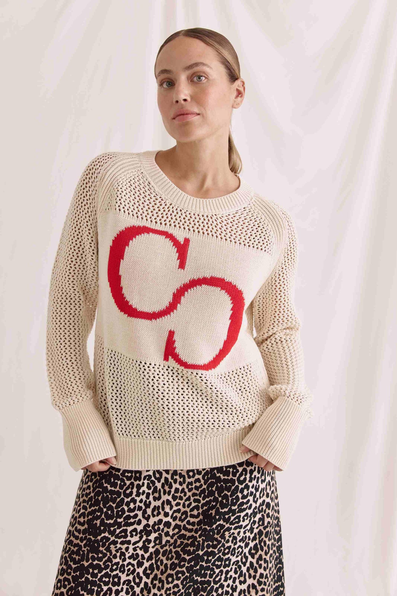 Offen Gestrickter 1/1 Arm Pullover Mit Rundhals Und Logo Auf Der Brust