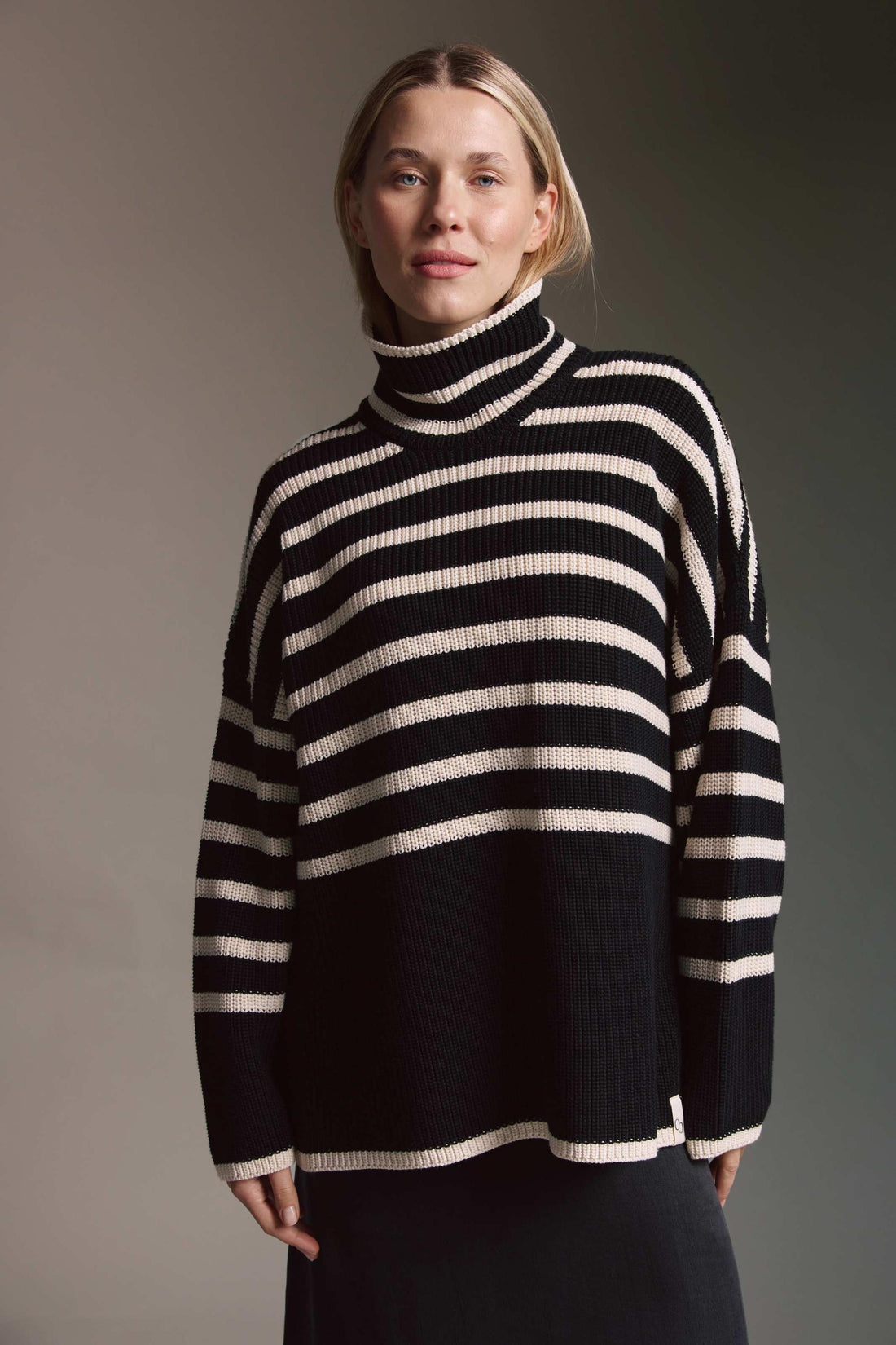 Oversized Strickpullover Mit Rollkragen Und Seitenschlitzen