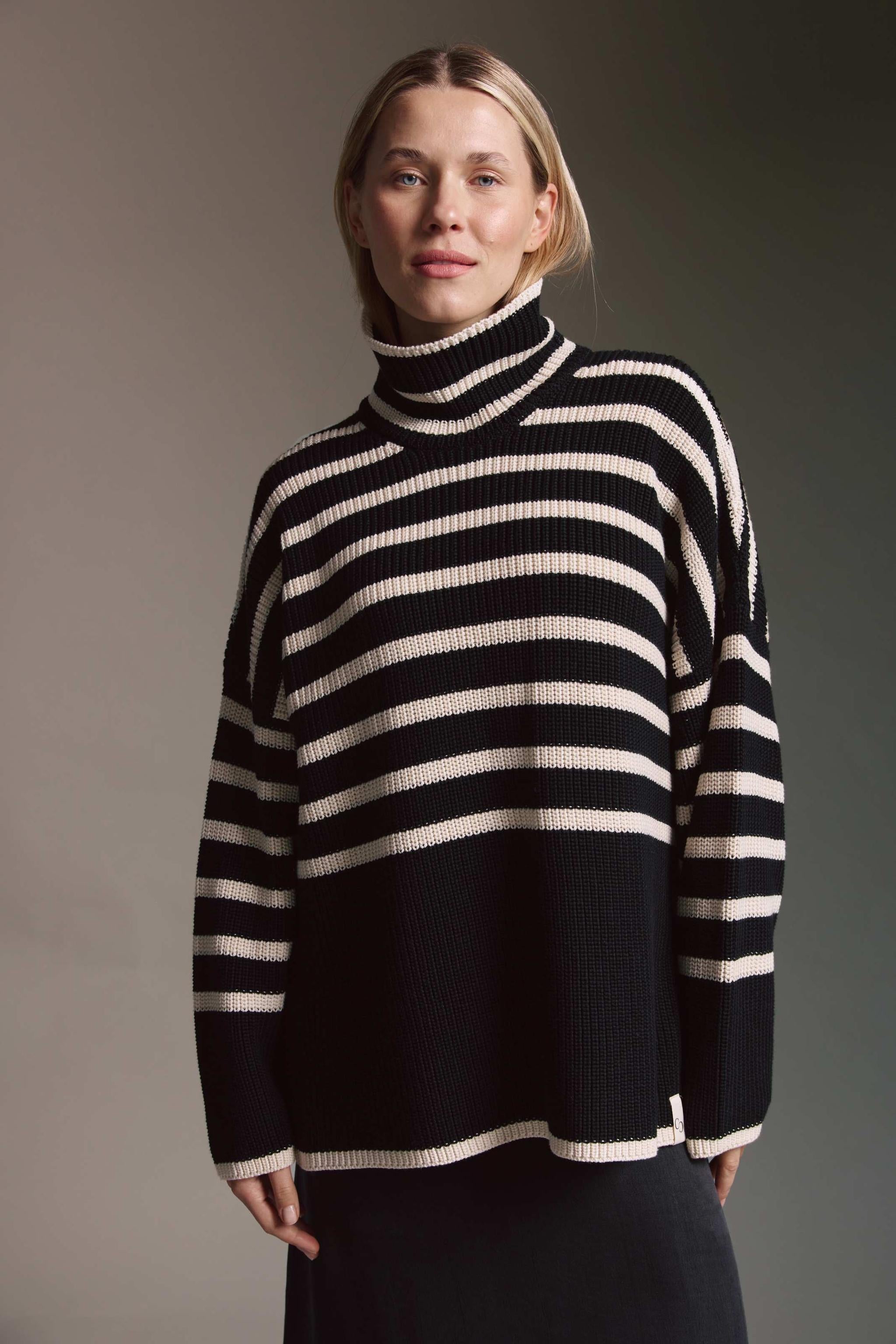 Oversized Strickpullover Mit Rollkragen Und Seitenschlitzen