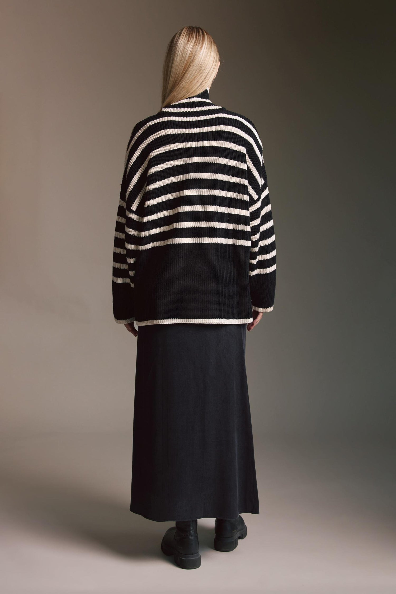Oversized Strickpullover Mit Rollkragen Und Seitenschlitzen