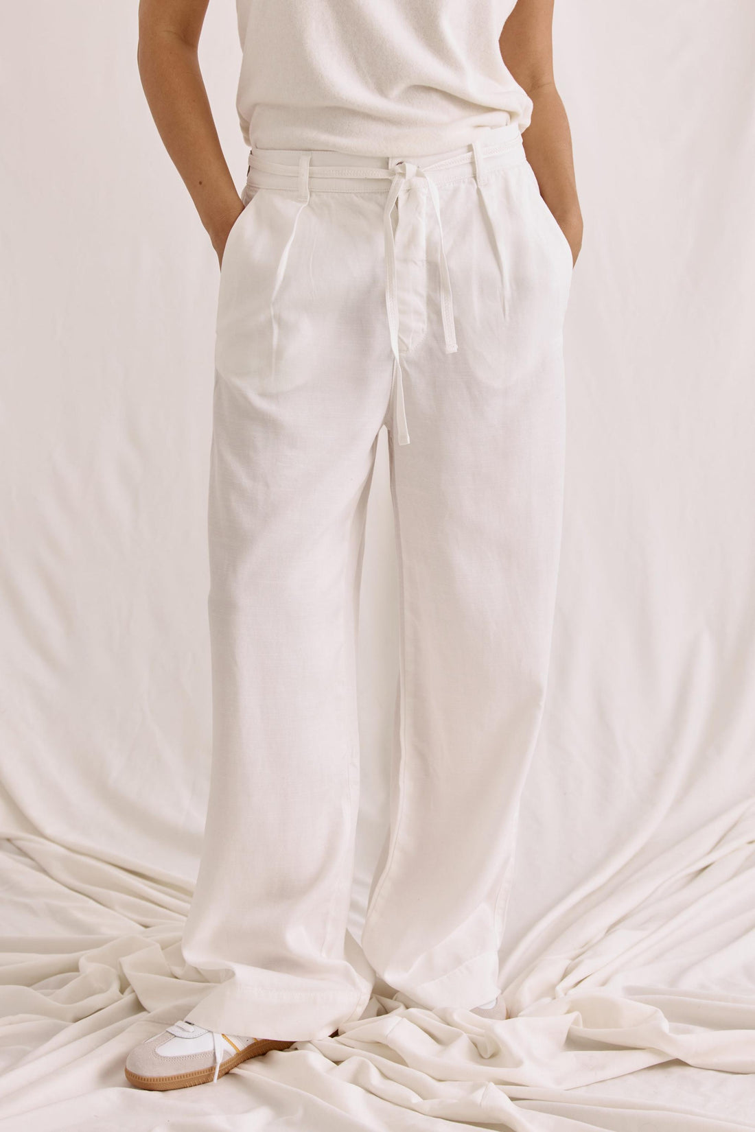 Gewaschene Bundfaltenhose Mit Weitem Bein