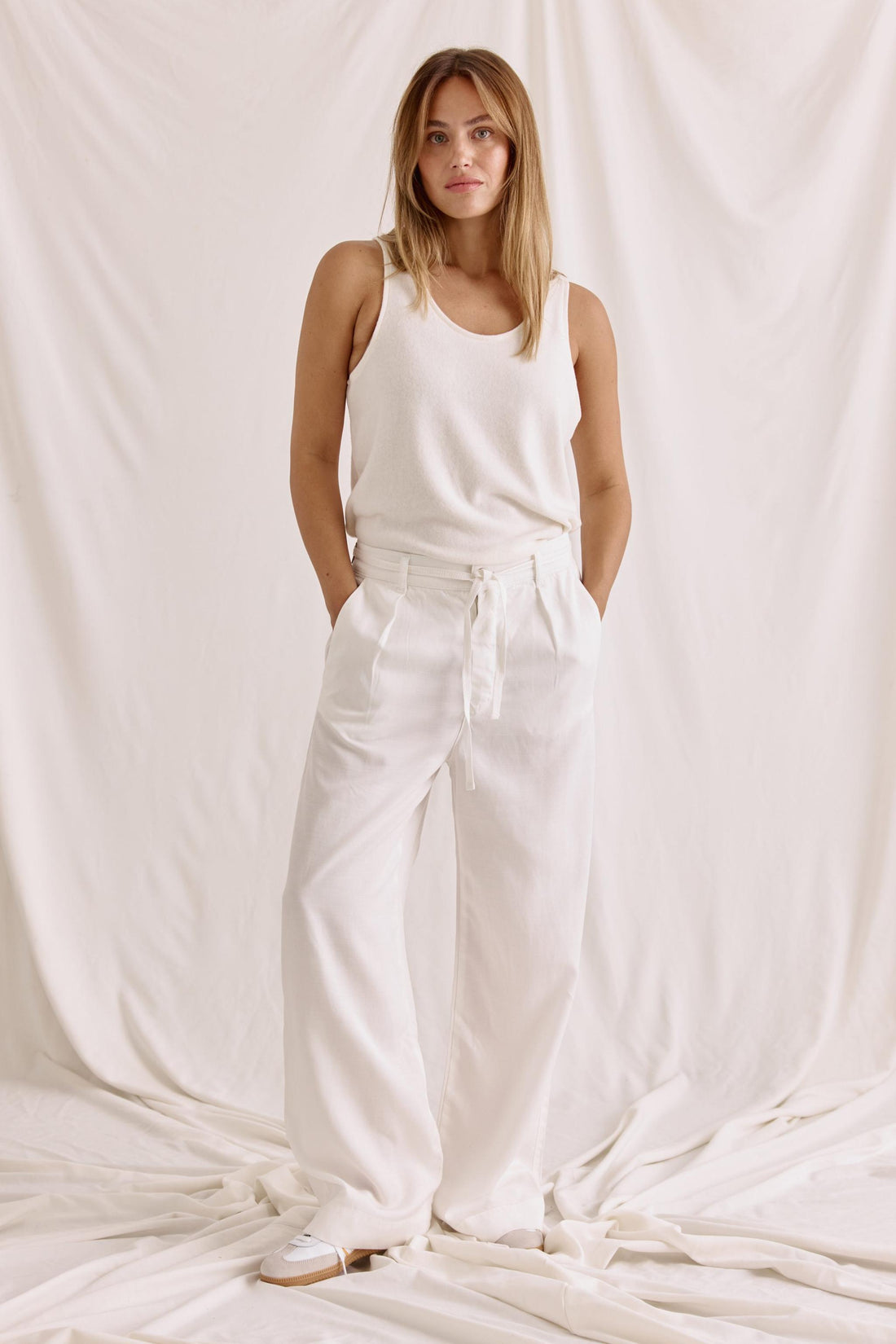 Gewaschene Bundfaltenhose Mit Weitem Bein