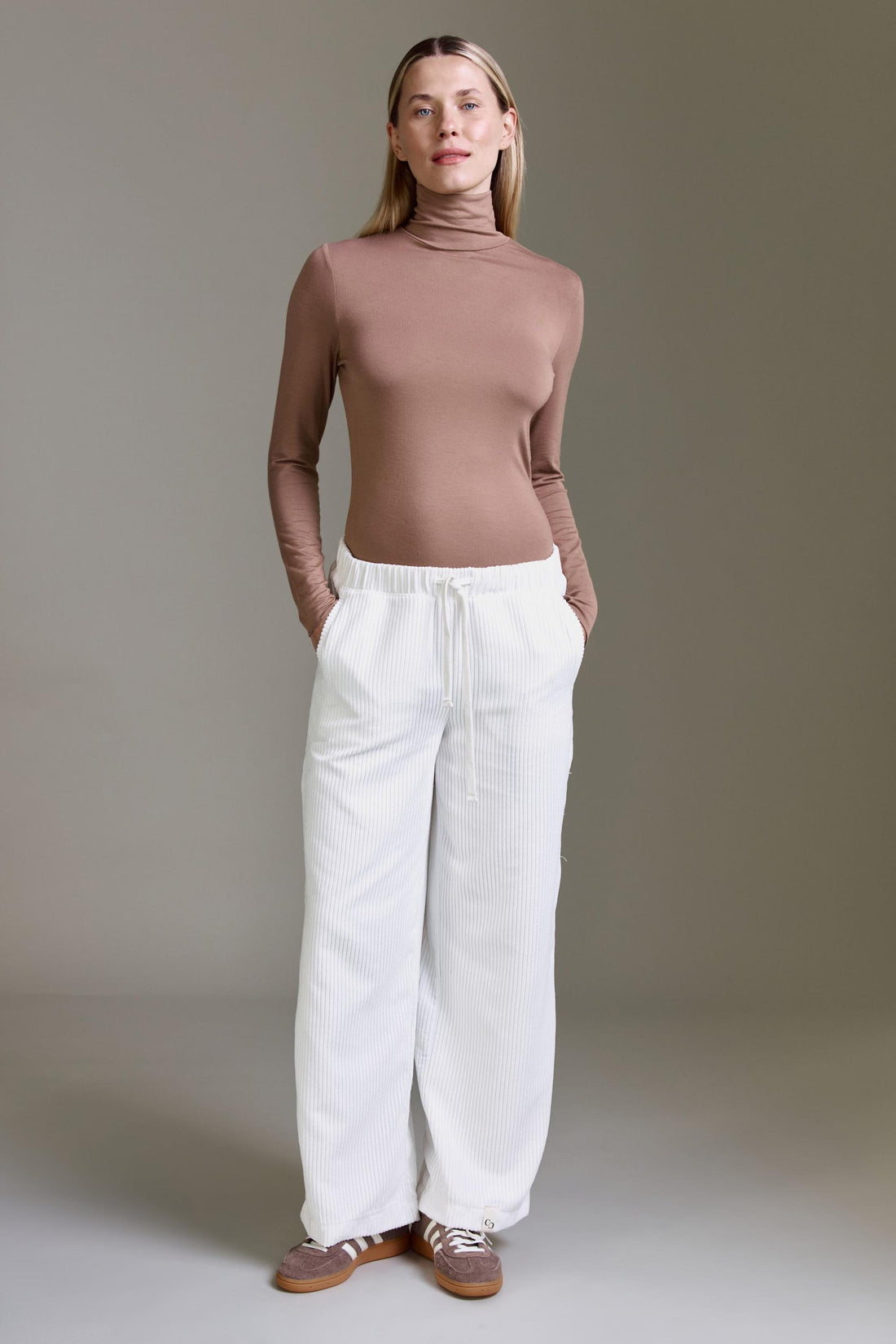Cordhose Mit Tunnelzug Und Geradem Bein