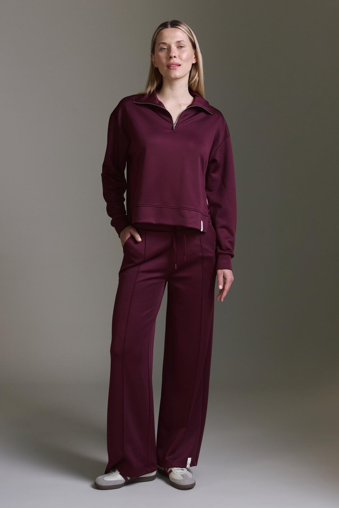 Glänzende Sweatpants Mit Elastischem Bund Und Geradem Bein