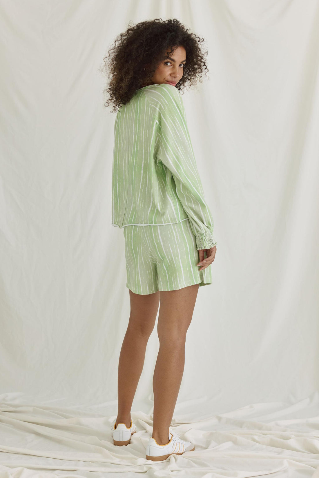 Softe Batik Shorts Mit Gesmoktem Bund
