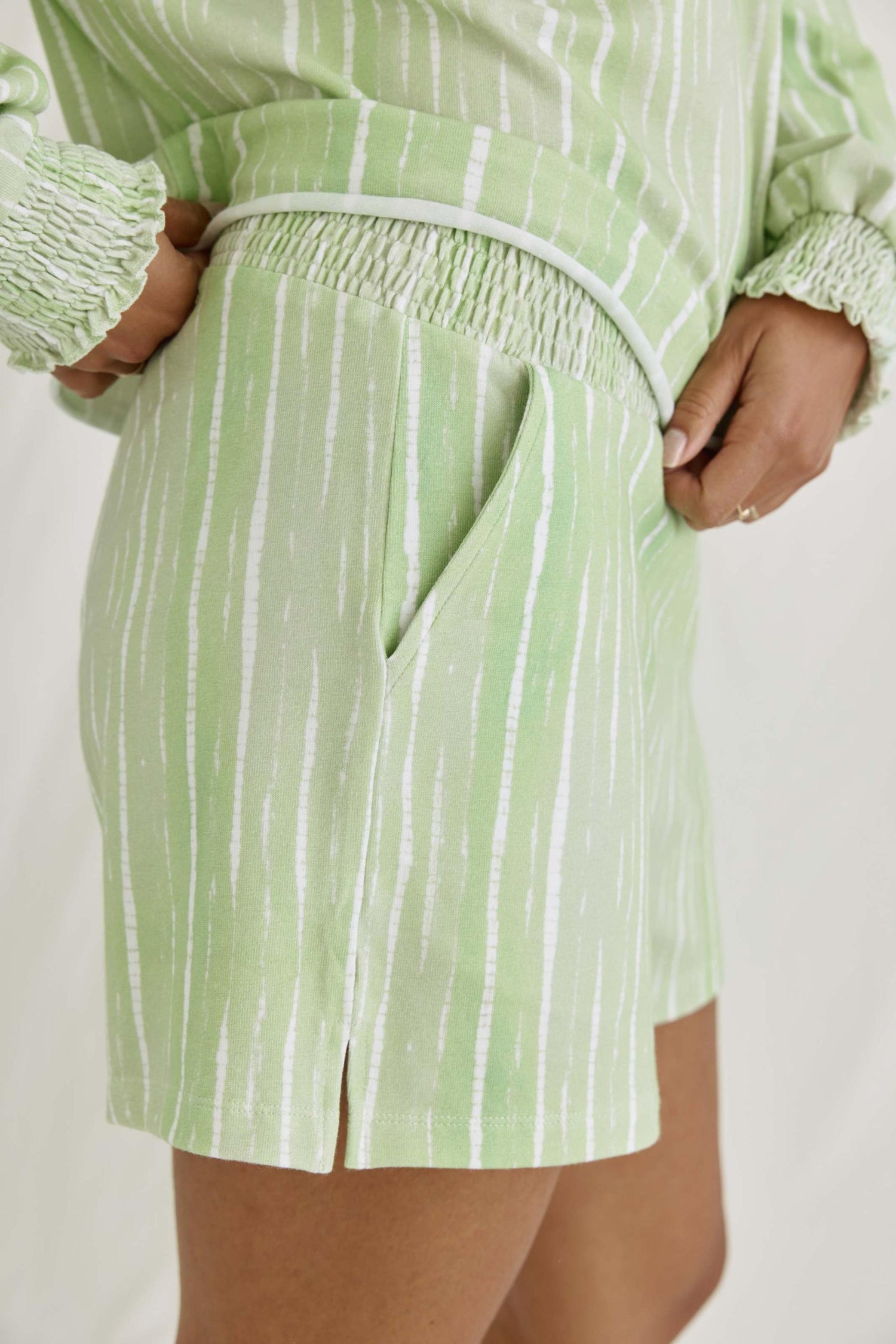 Softe Batik Shorts Mit Gesmoktem Bund