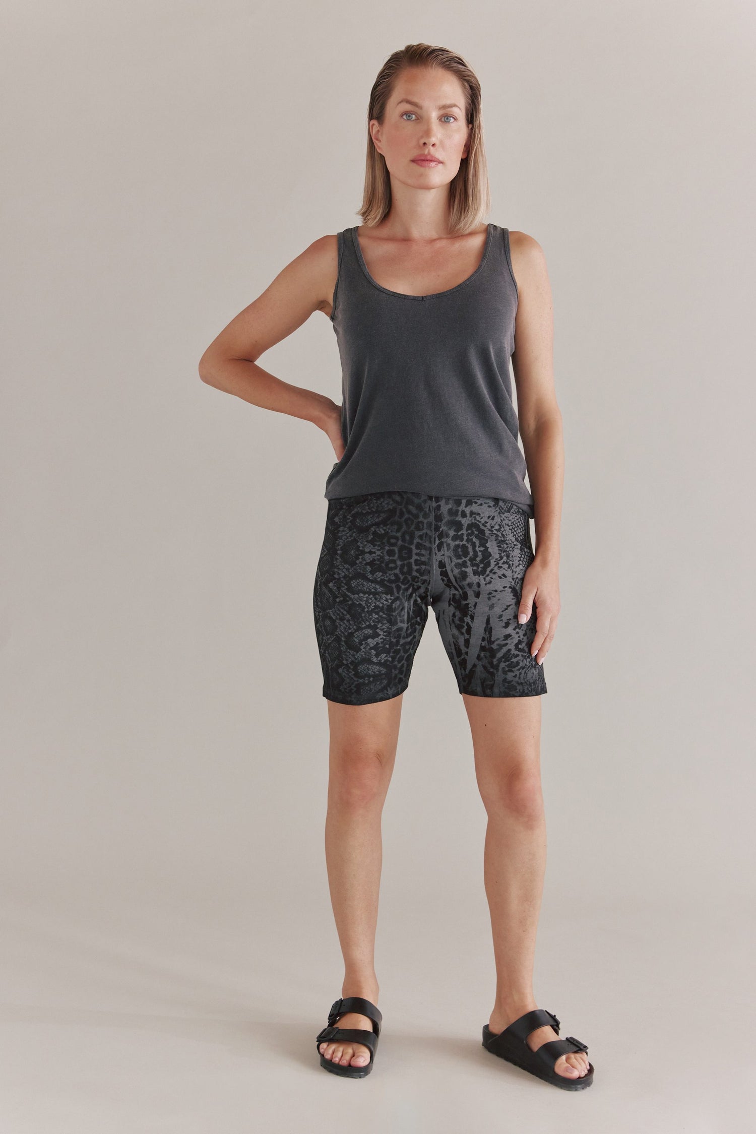 Kurze Gerippte Shorts Mit Animal Tischdruck