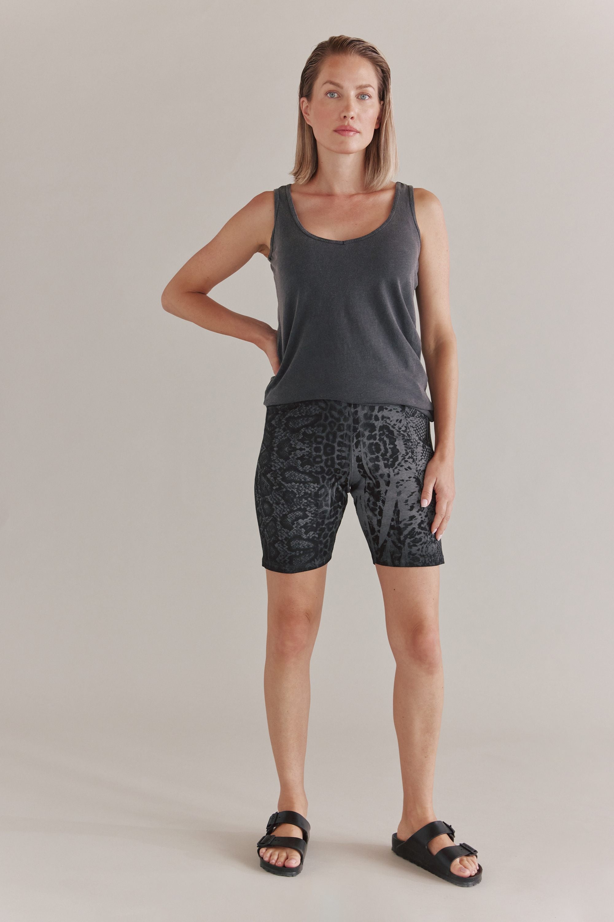 Kurze Gerippte Shorts Mit Animal Tischdruck