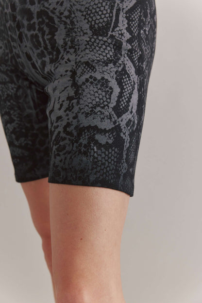 Kurze Gerippte Shorts Mit Animal Tischdruck