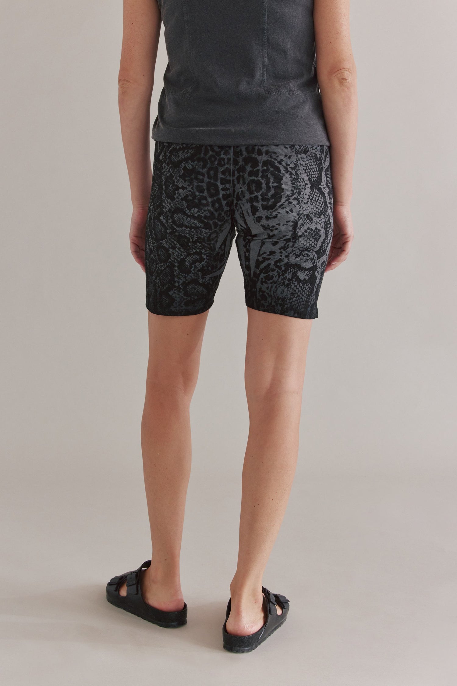 Kurze Gerippte Shorts Mit Animal Tischdruck