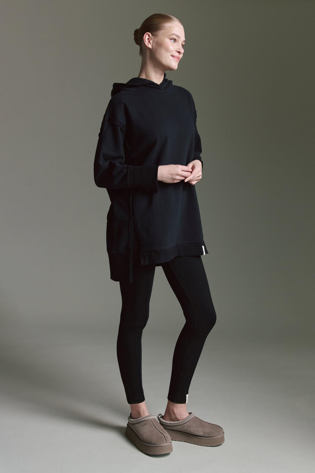 Long Sweatshirt Mit Kapuze, Inside-Out Elementen, Seitenschlitz, Strasskordel Und Strasslogo