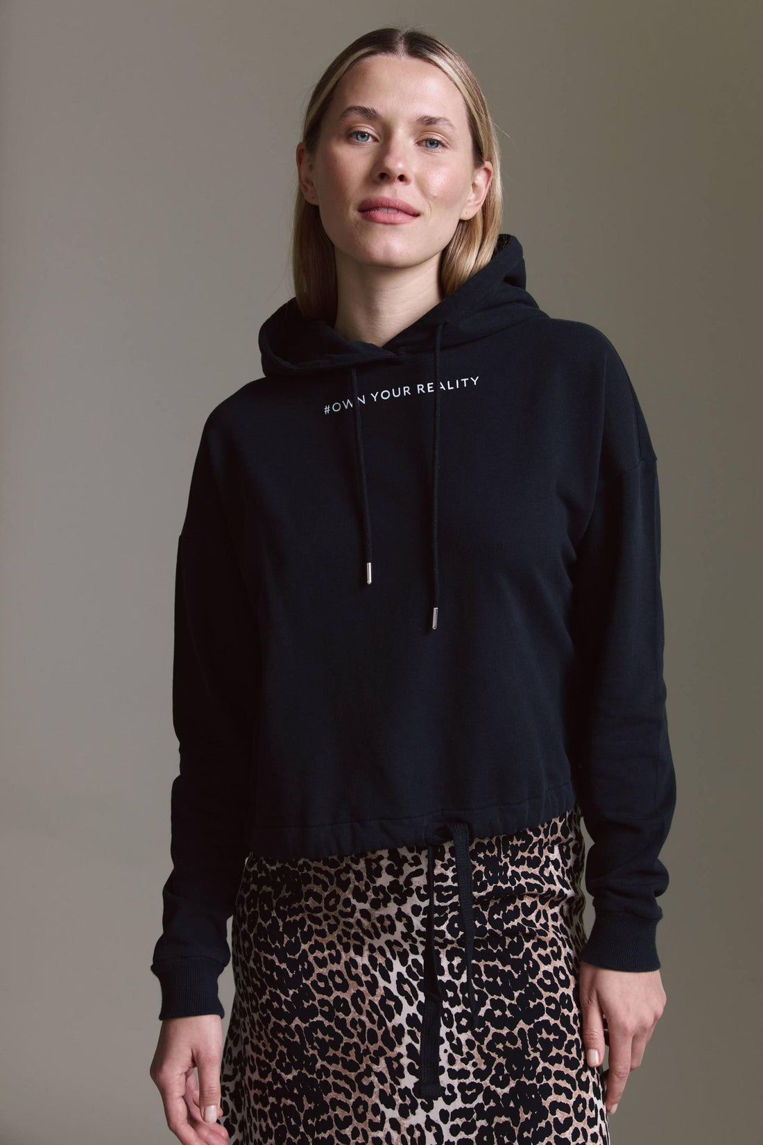Gewaschenes Sweatshirt Mit Kapuze, Tunnelzug Und Reality Druck