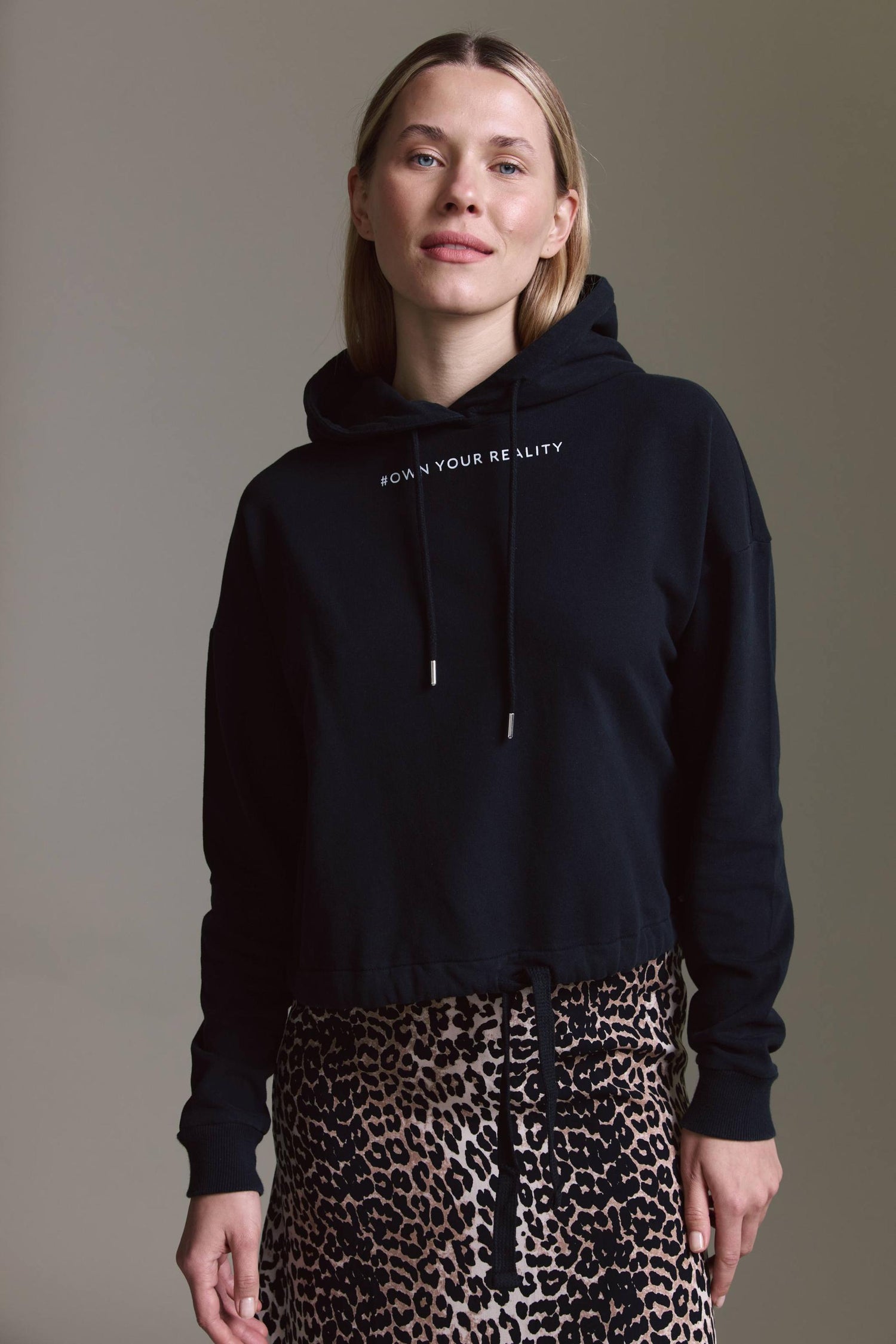 Gewaschenes Sweatshirt Mit Kapuze, Tunnelzug Und Reality Druck