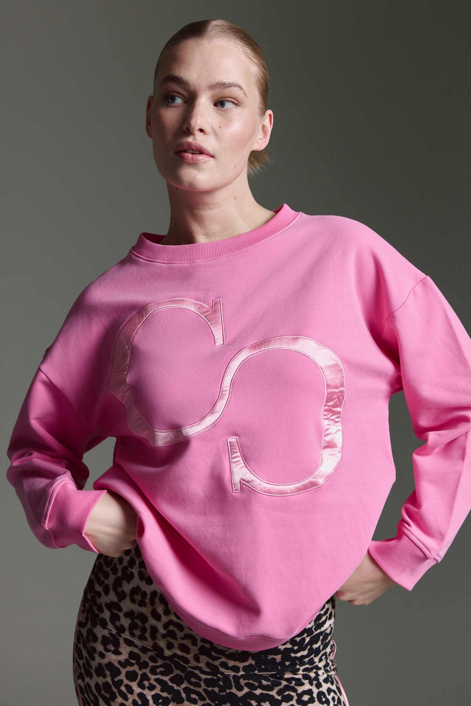 Oversized Sweatshirt Mit O-Hals Und Logo Applikation