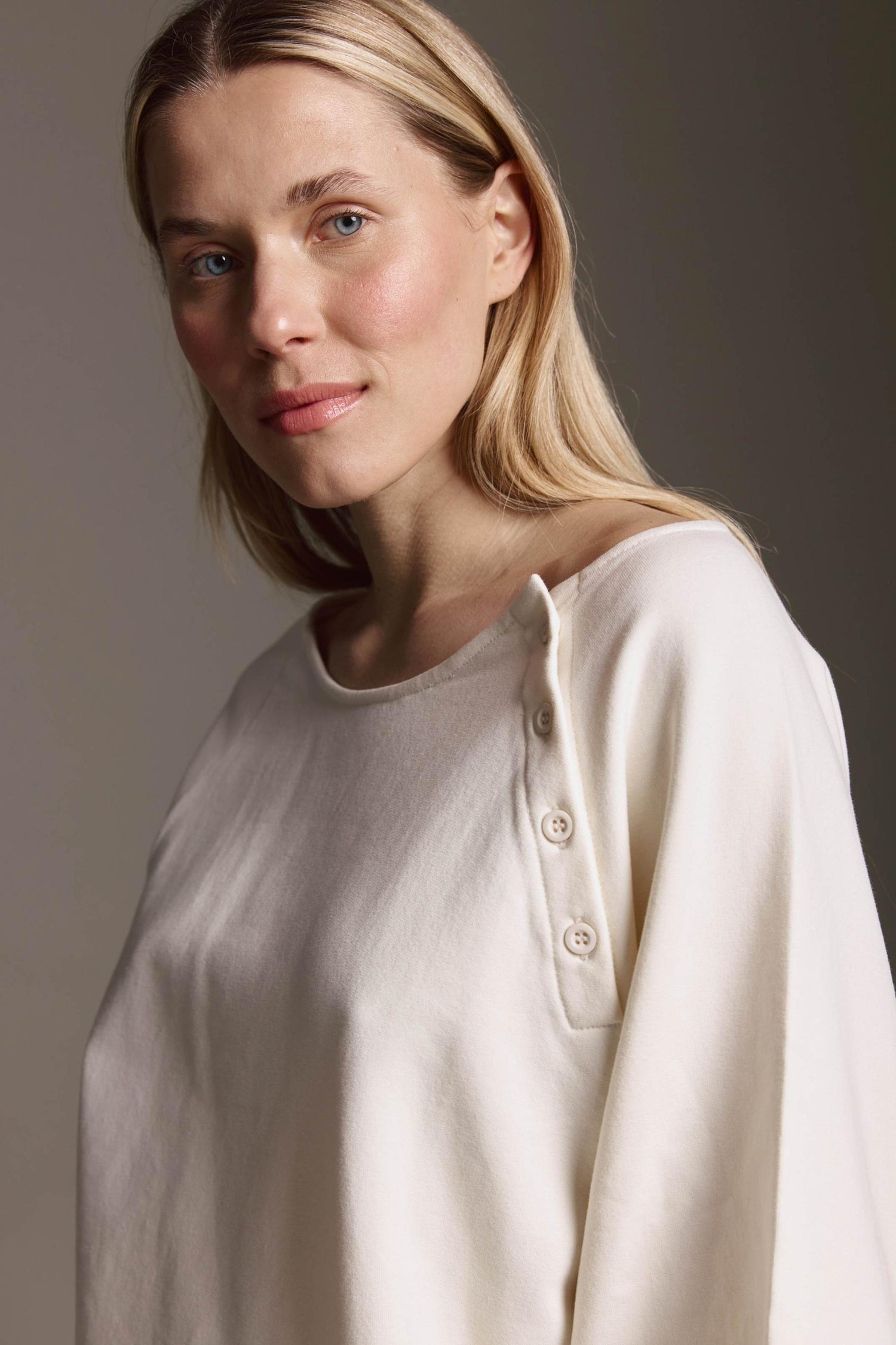 Gewaschenes Sweatshirt Mit Rundhals, 3/4 Ballonärmeln Und Knopfdetail