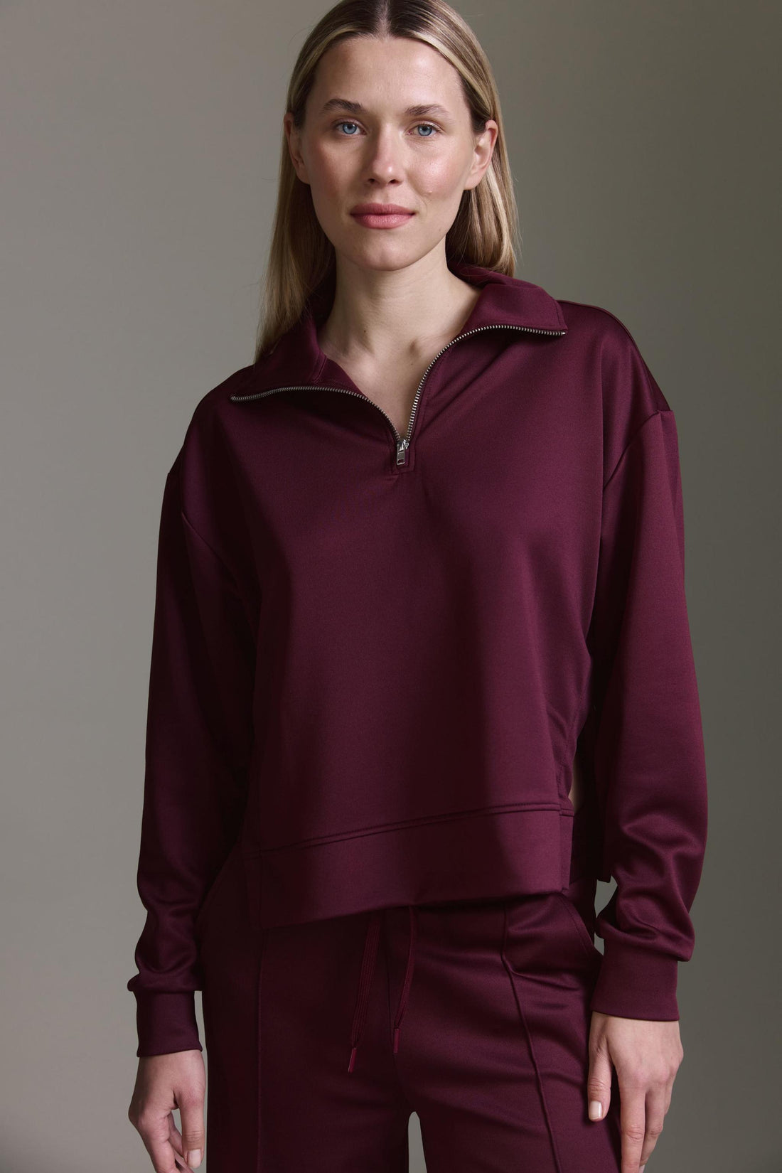 Glänzendes Sweatshirt Mit Troyer Kragen Und Seitenschlitz