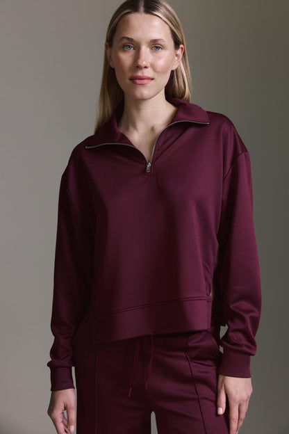Glänzendes Sweatshirt Mit Troyer Kragen Und Seitenschlitz