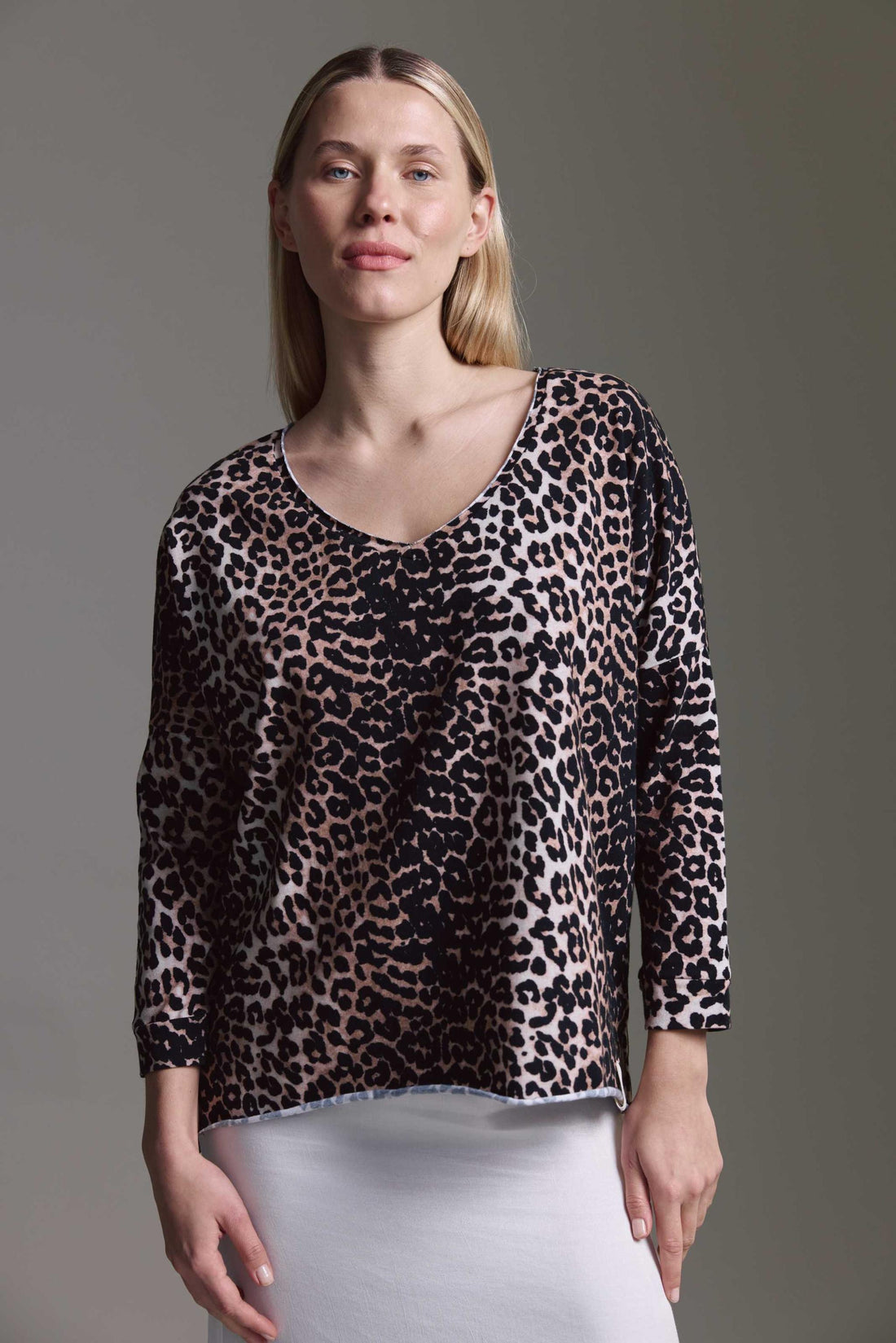 Softes Langarmshirt Mit Weitem V-Hals, Saumversatz Und Leo Aop