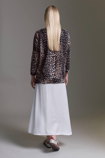 Softes Langarmshirt Mit Weitem V-Hals, Saumversatz Und Leo Aop