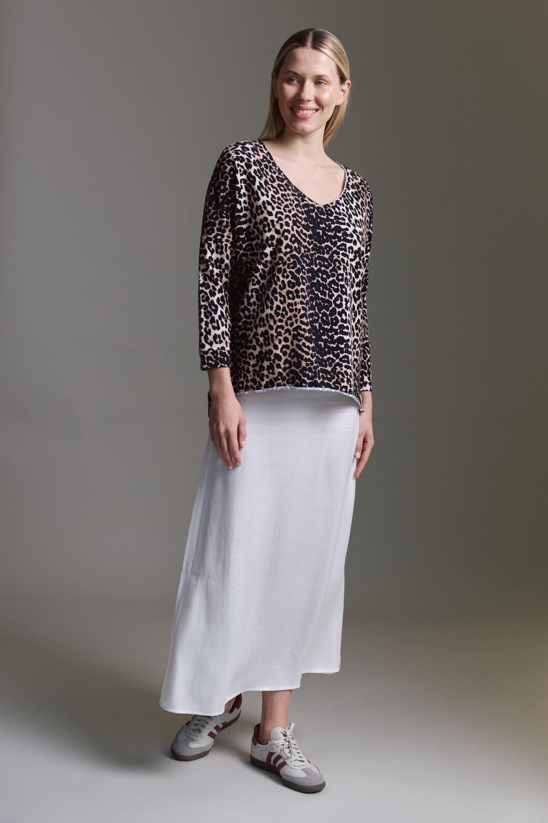 Softes Langarmshirt Mit Weitem V-Hals, Saumversatz Und Leo Aop