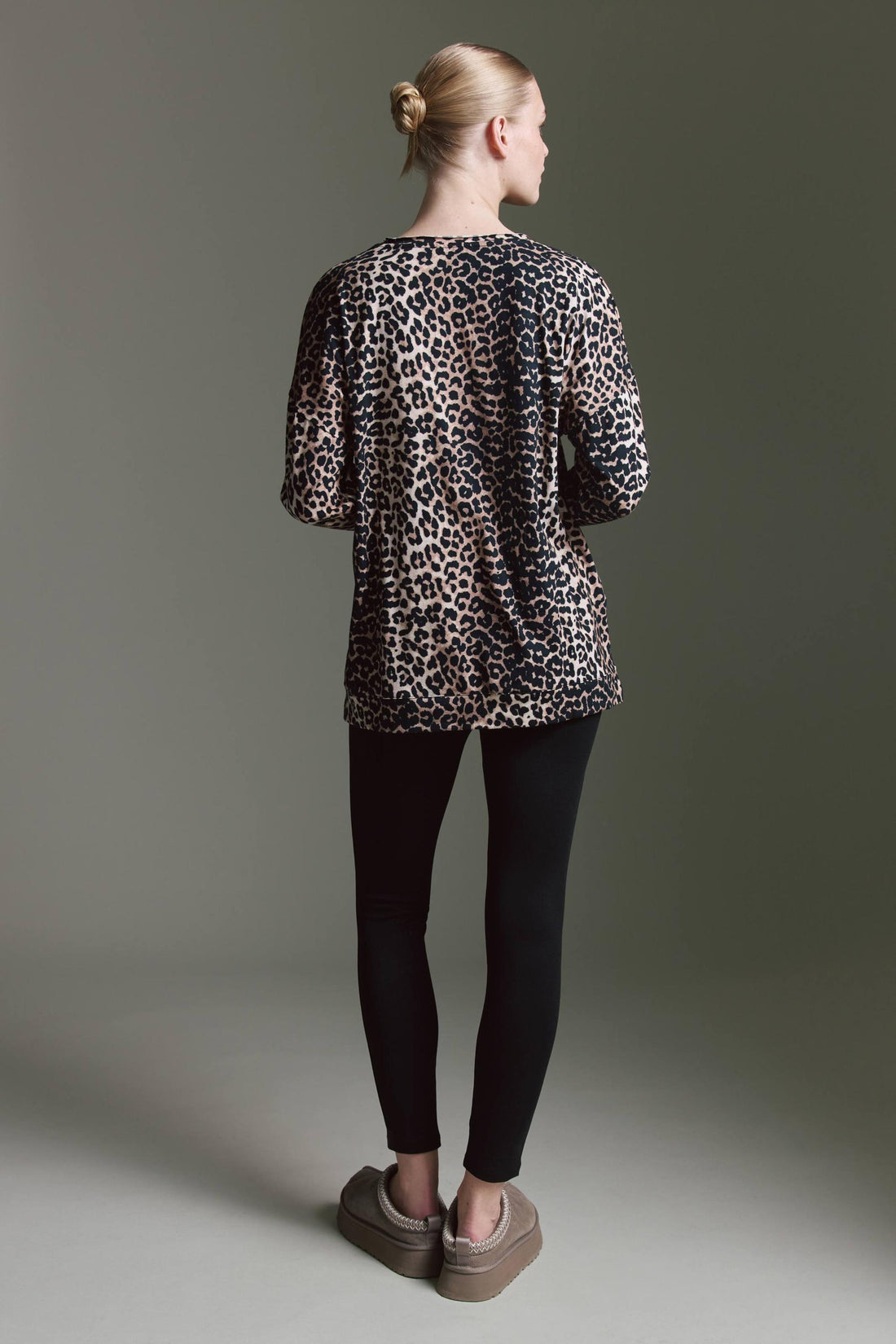 Softes Langarmshirt Mit Rundhals, Seitenschlitzen, Leo Aop Und Statement