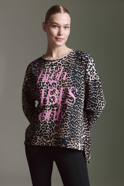 Softes Langarmshirt Mit Rundhals, Seitenschlitzen, Leo Aop Und Statement