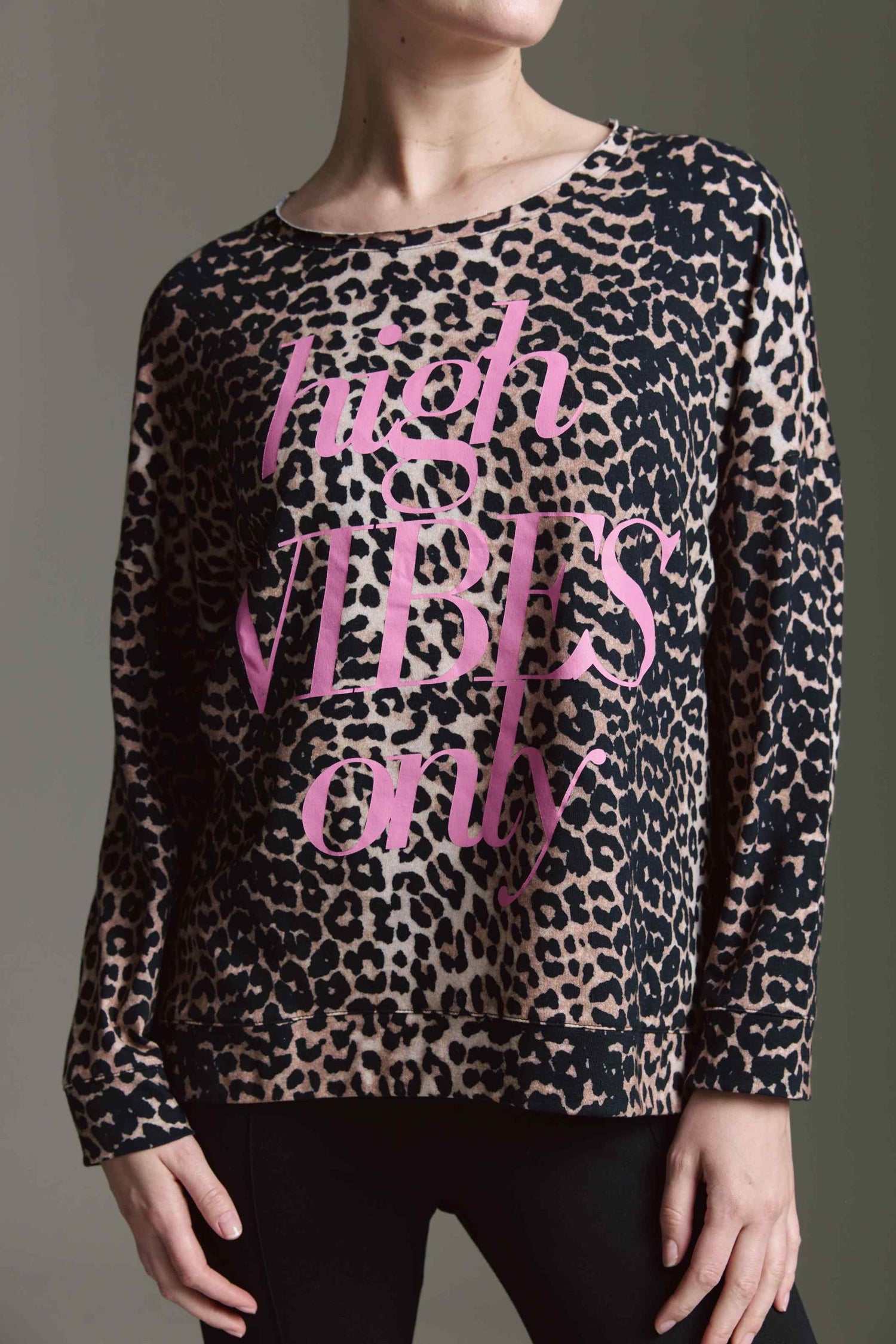 Softes Langarmshirt Mit Rundhals, Seitenschlitzen, Leo Aop Und Statement