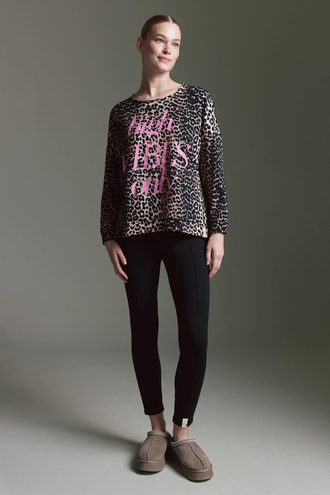 Softes Langarmshirt Mit Rundhals, Seitenschlitzen, Leo Aop Und Statement