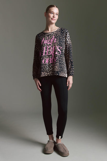 Softes Langarmshirt Mit Rundhals, Seitenschlitzen, Leo Aop Und Statement