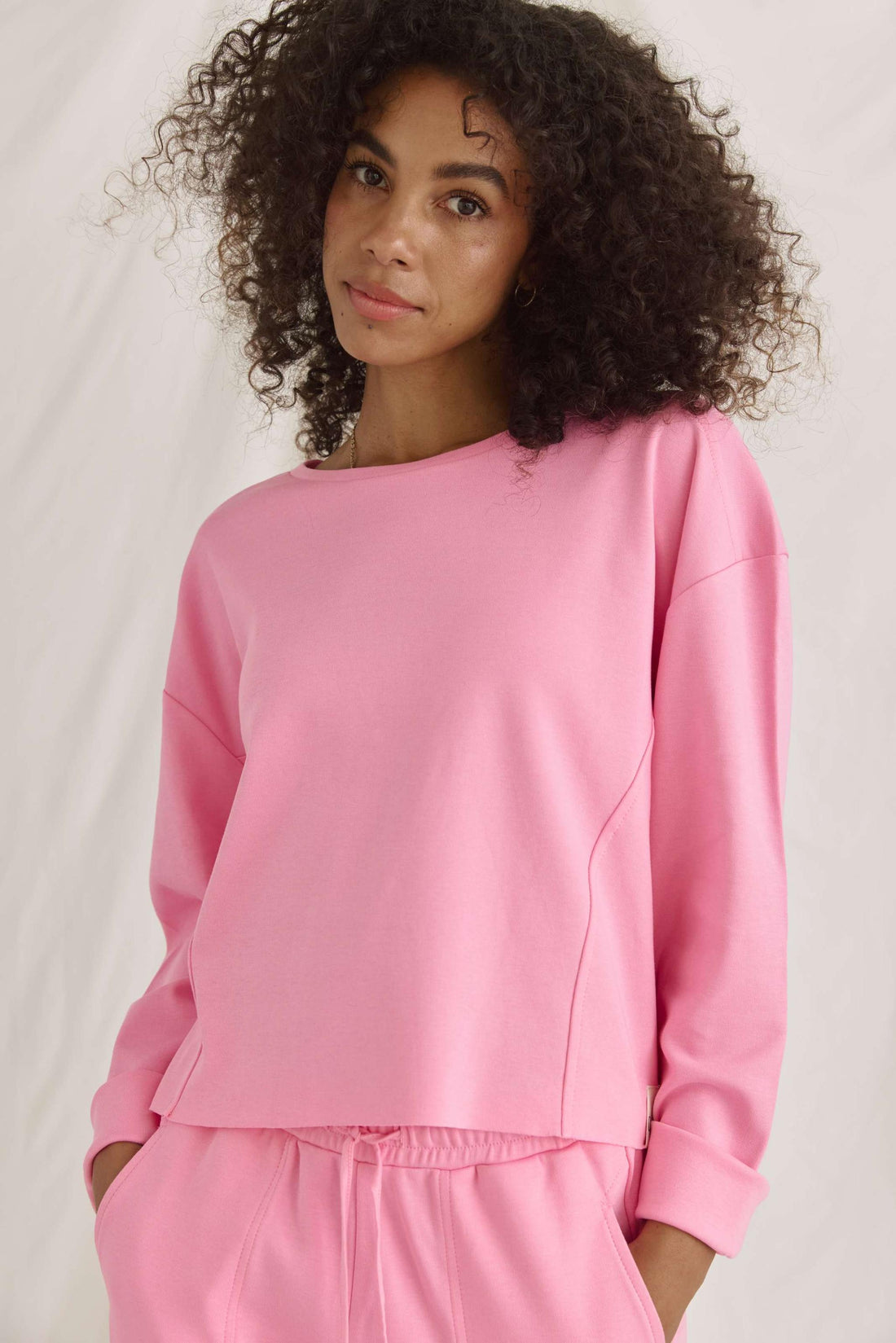 Oversized Langarmshirt Mit Rundhals, Offenen Kanten Und Rückendetail