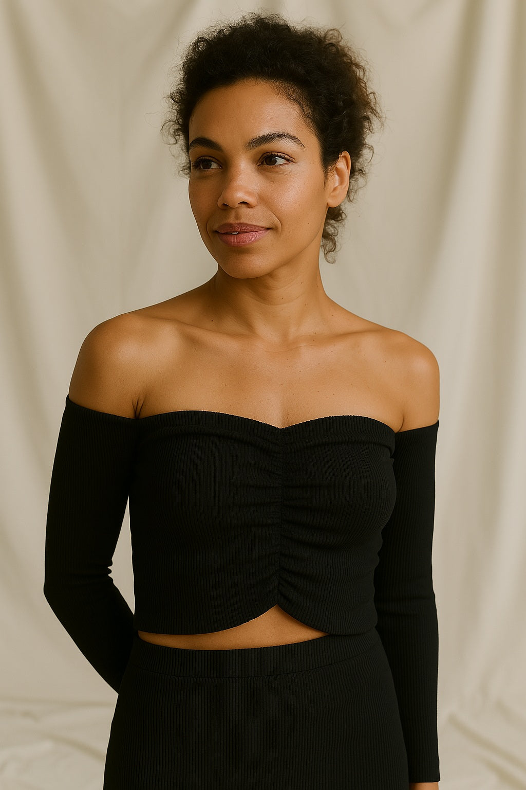 Elastisches Langarmshirt mit Offshoulder