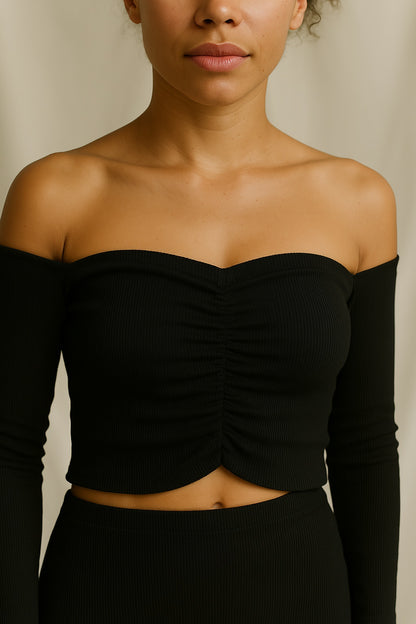 Elastisches Langarmshirt mit Offshoulder