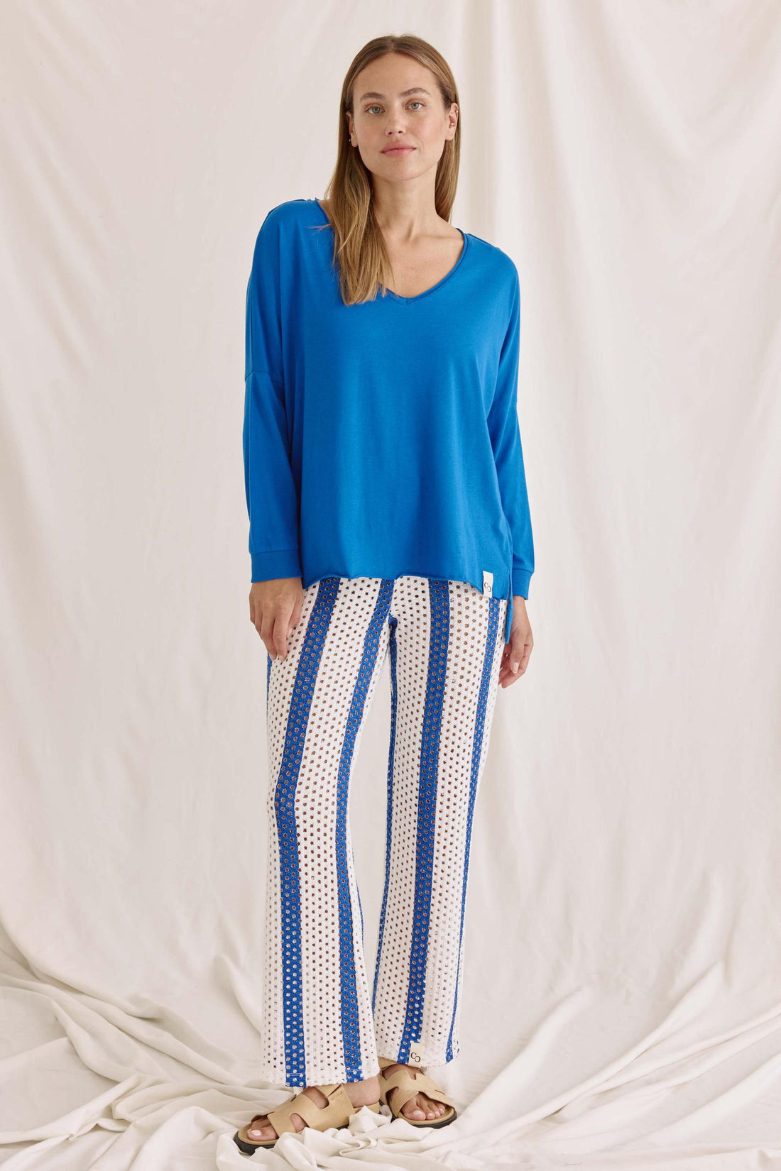 Soft long-sleeved shirt with V-neck, hem offset and ribbed cuffs