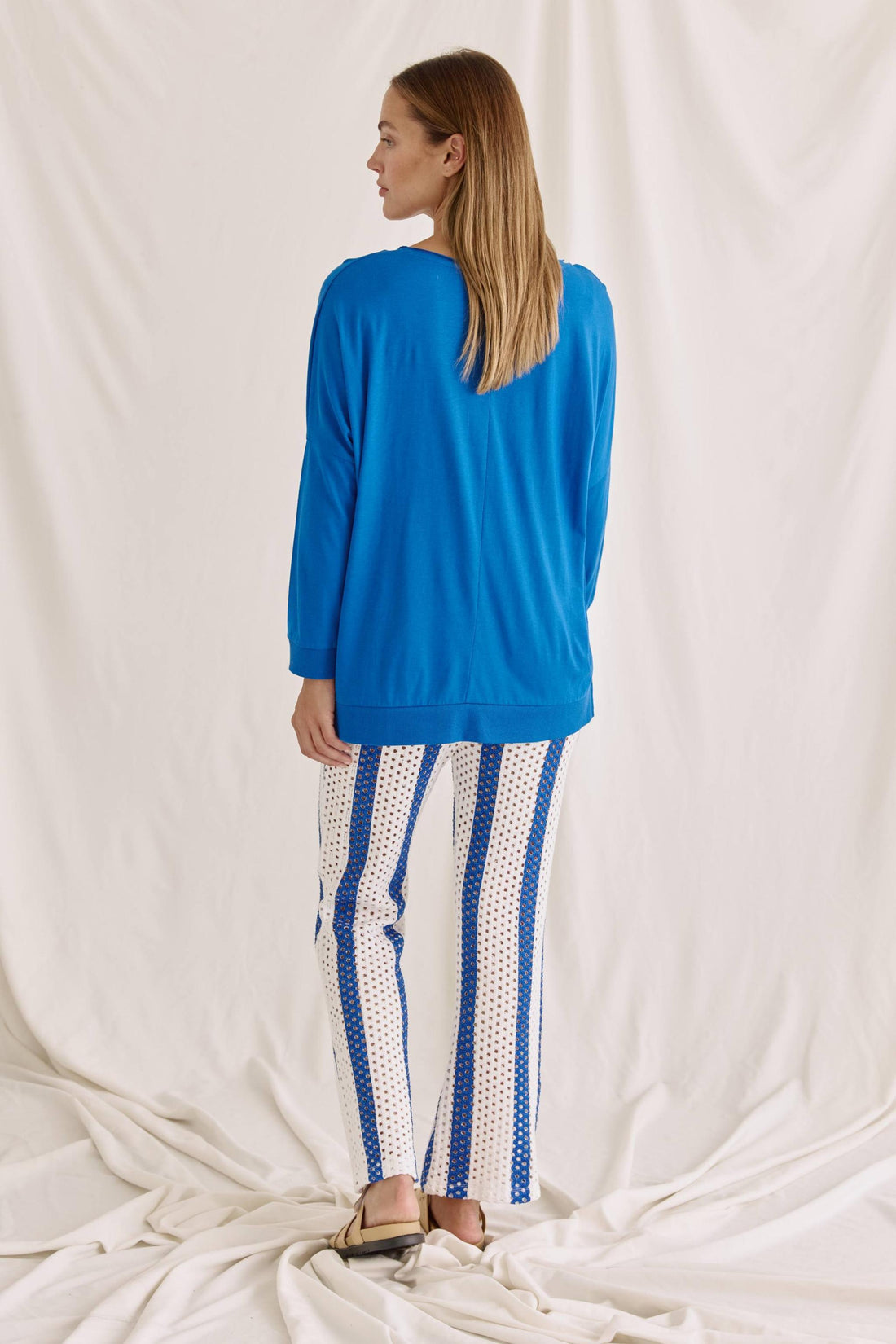 Soft long-sleeved shirt with V-neck, hem offset and ribbed cuffs