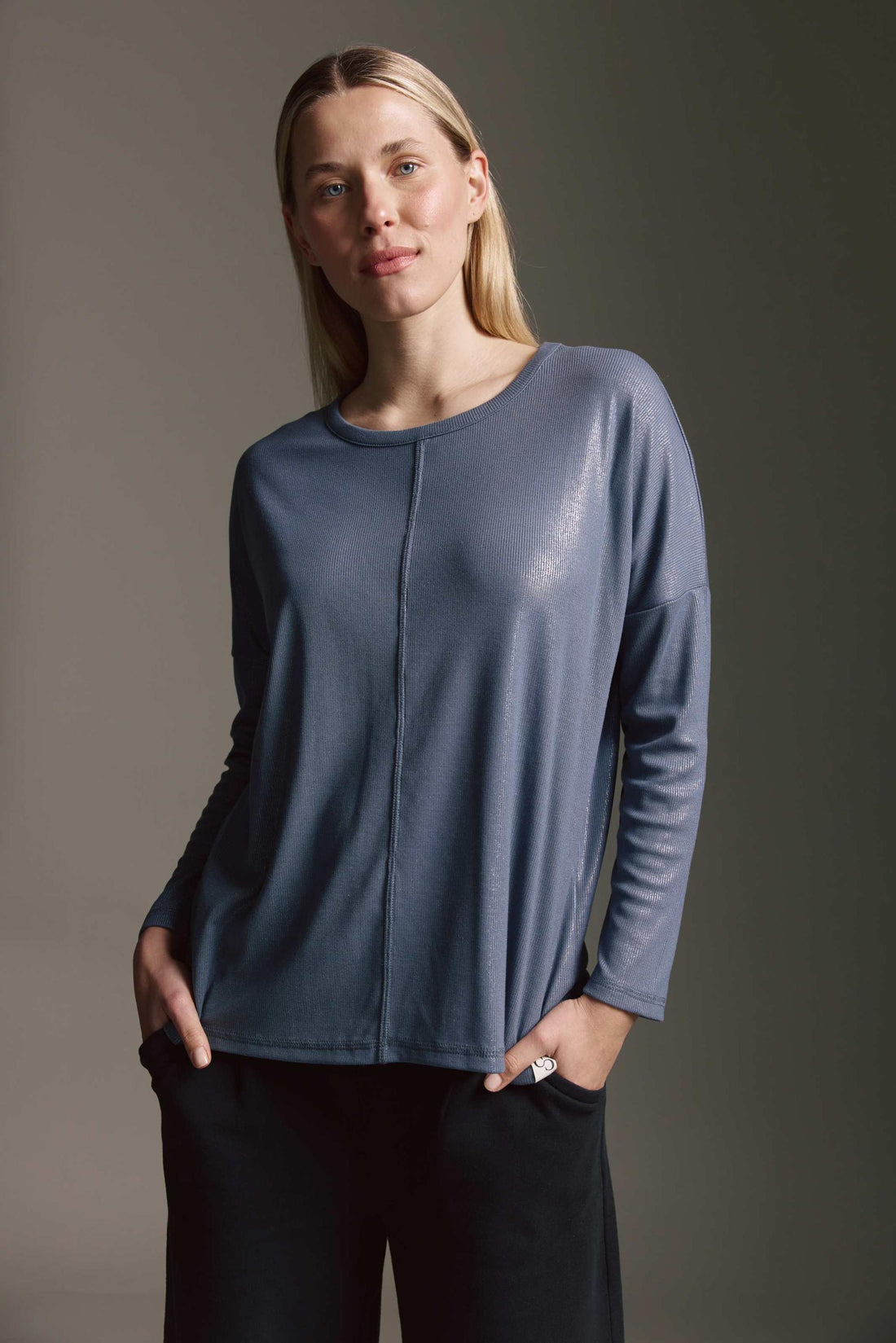 Geripptes Langarmshirt Mit Überschnittener Schulter, Rundhals Und Glitterprint