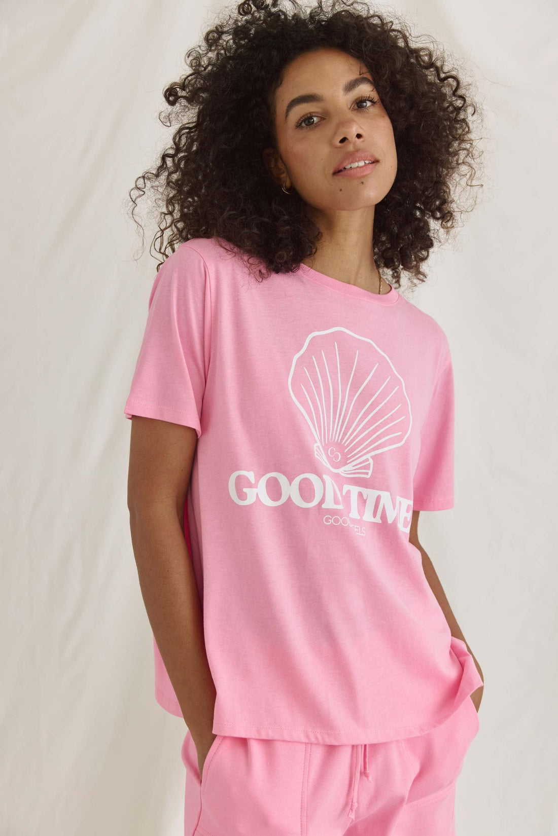 Weiches T-Shirt Mit Good Times Druck, Rückenwrap Und Rundhals