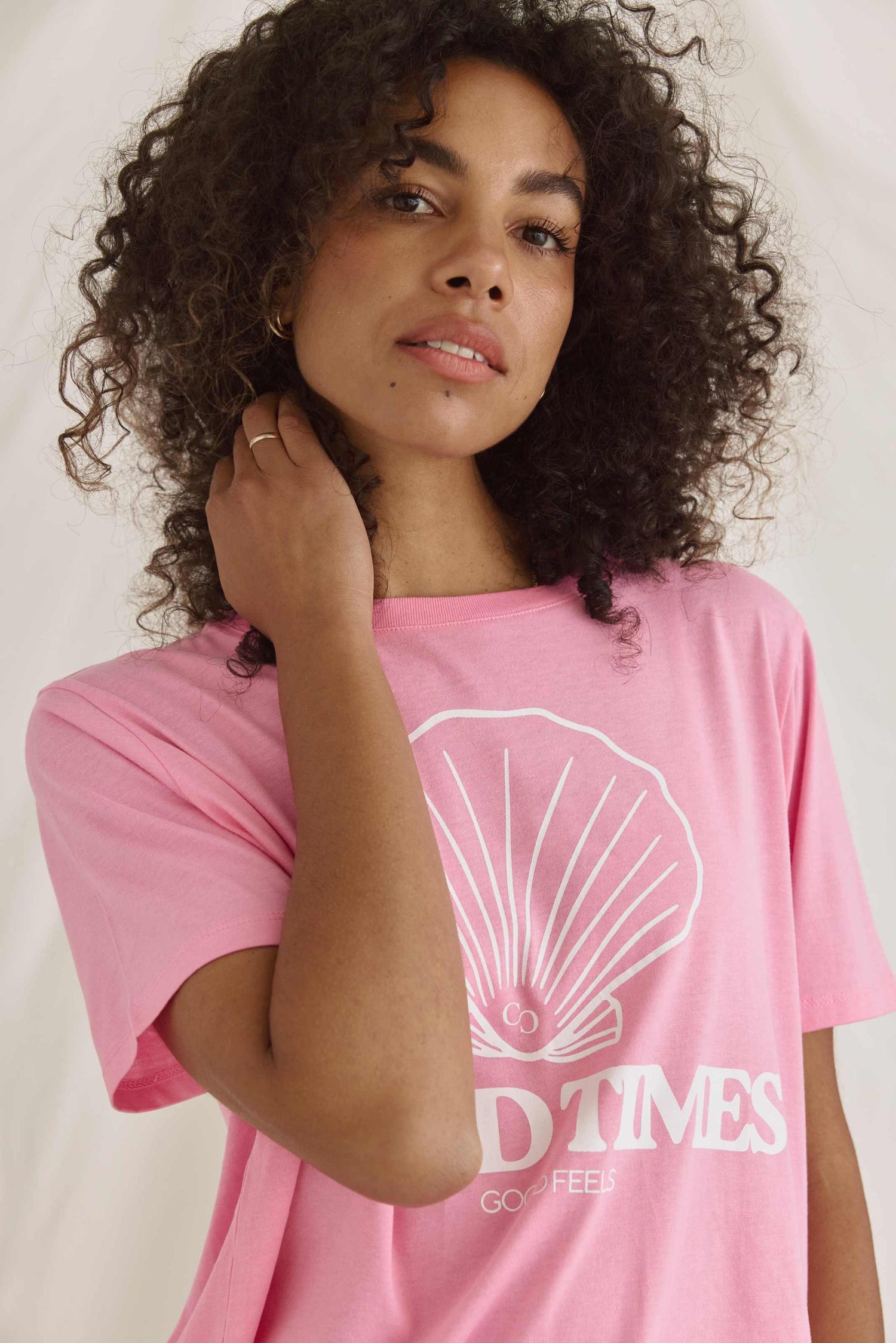 Weiches T-Shirt Mit Good Times Druck, Rückenwrap Und Rundhals