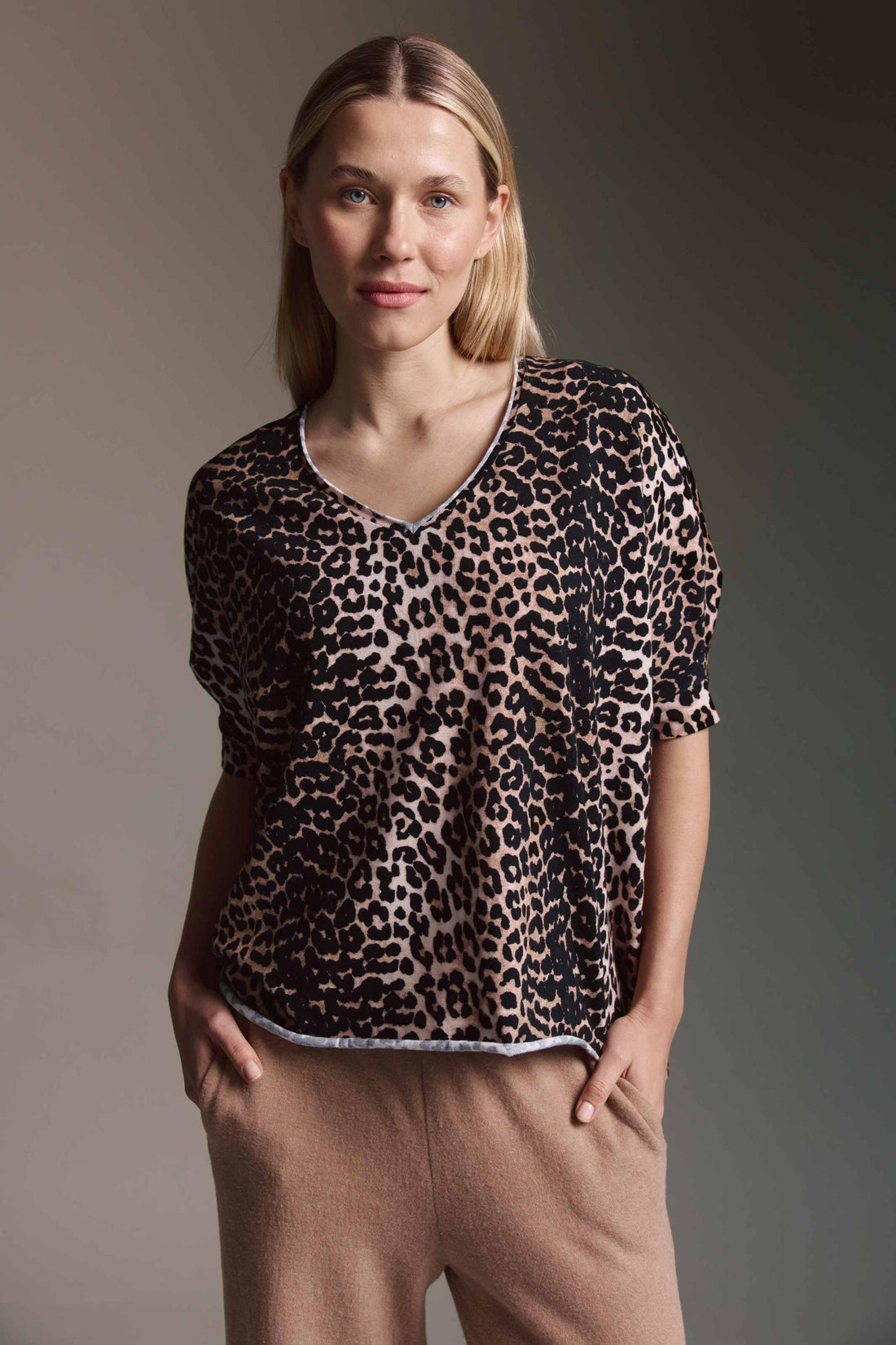 Softes T-Shirt Mit V-Hals, Saumversatz Und Leo Aop