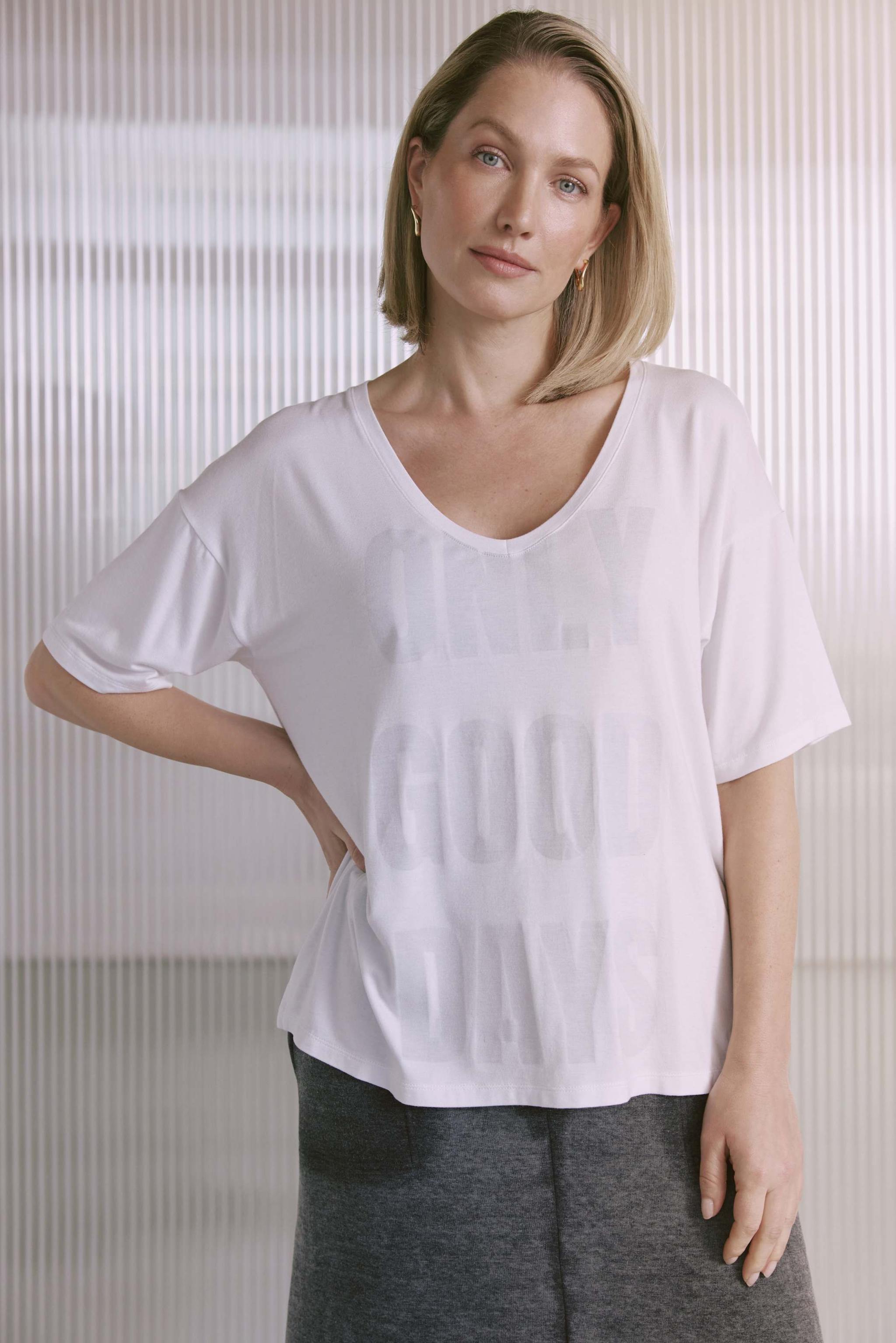 Super Softes T-Shirt Mit V-Hals, Seitenschlitzen Und Only Good Days Inside-Out Druck