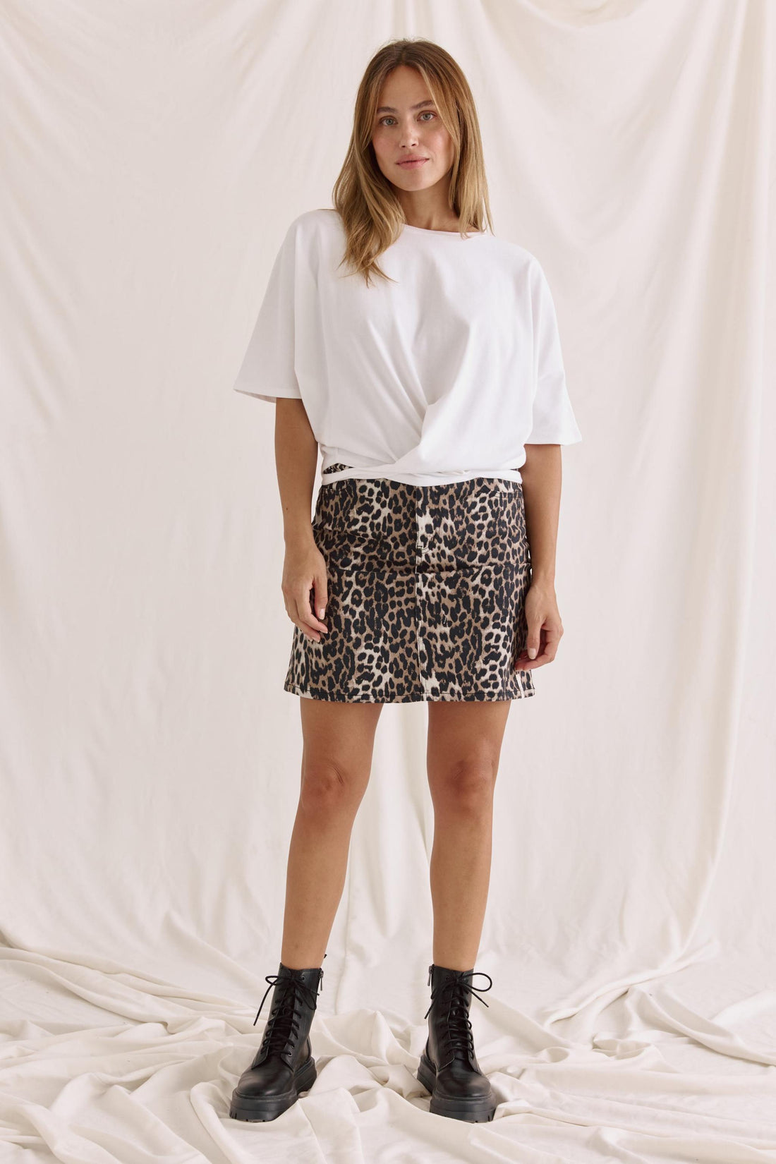 Soft T-shirt with round neck and crossed hem