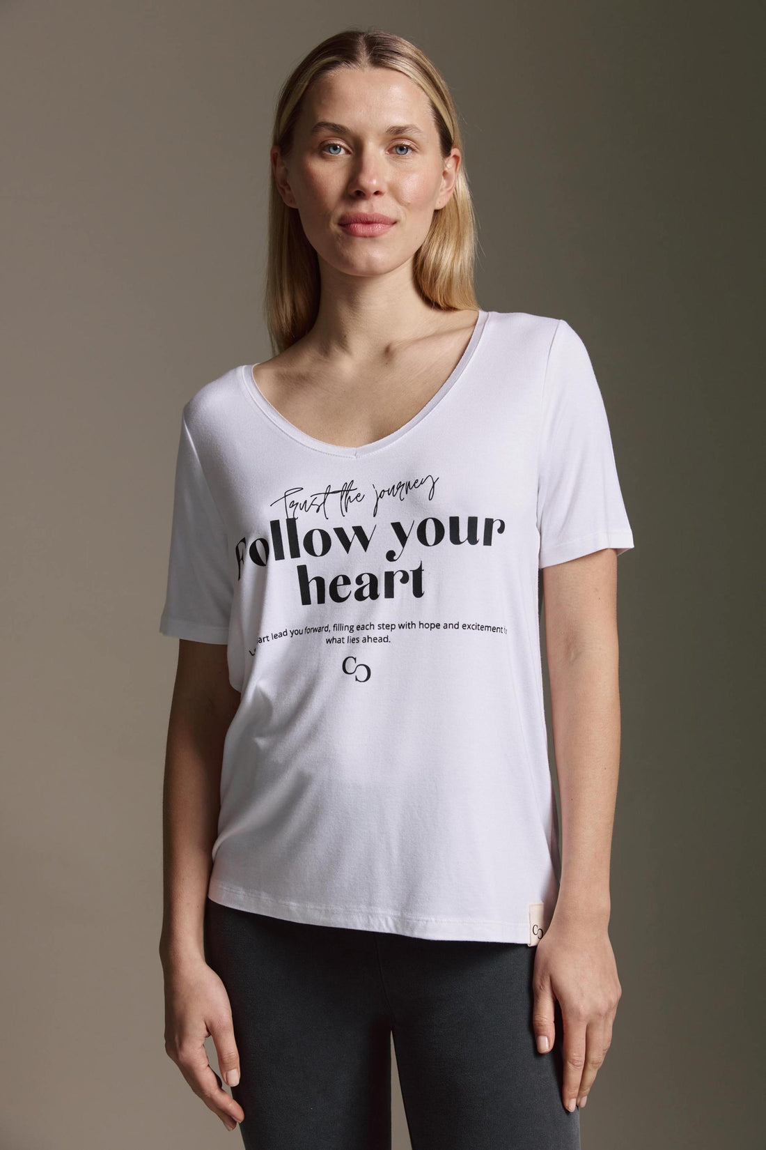 Super Softes T-Shirt Mit V-Hals Und Follow Your Heart Druck
