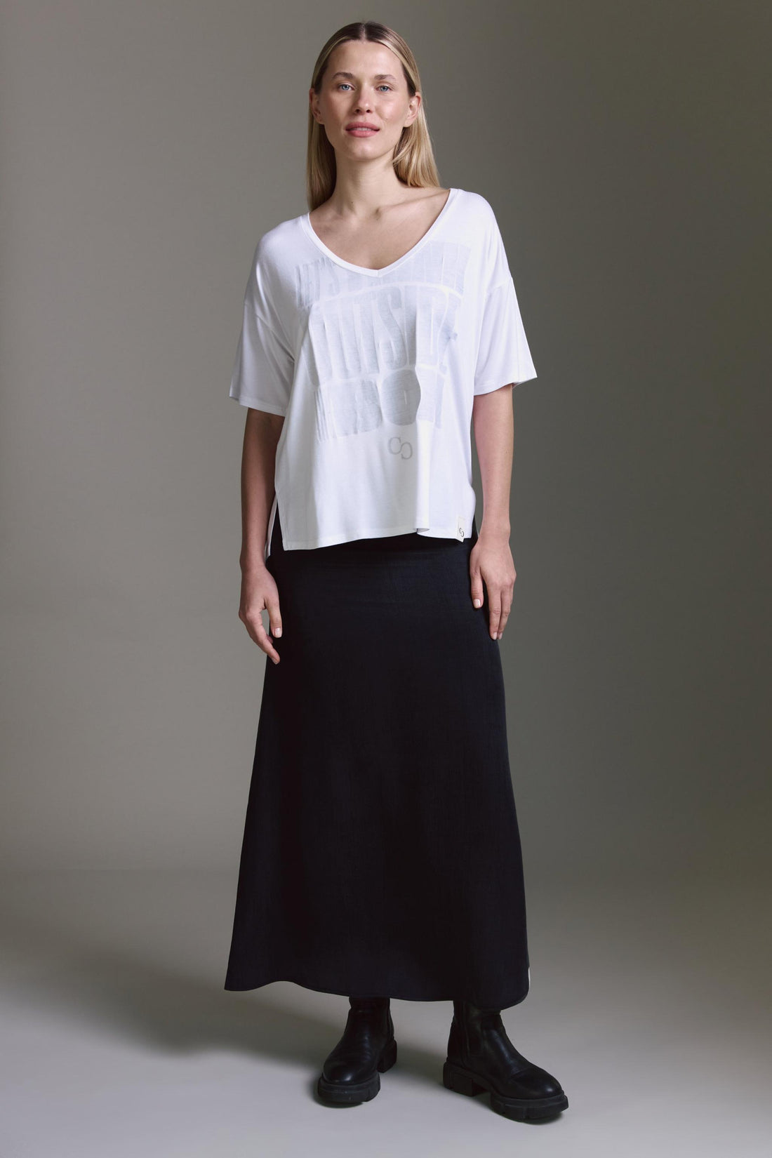 Super Softes T-Shirt Mit V-Hals, Seitenschlitzen Und LetS Think Druck