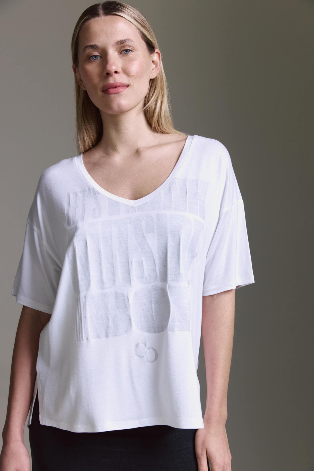 Super Softes T-Shirt Mit V-Hals, Seitenschlitzen Und LetS Think Druck