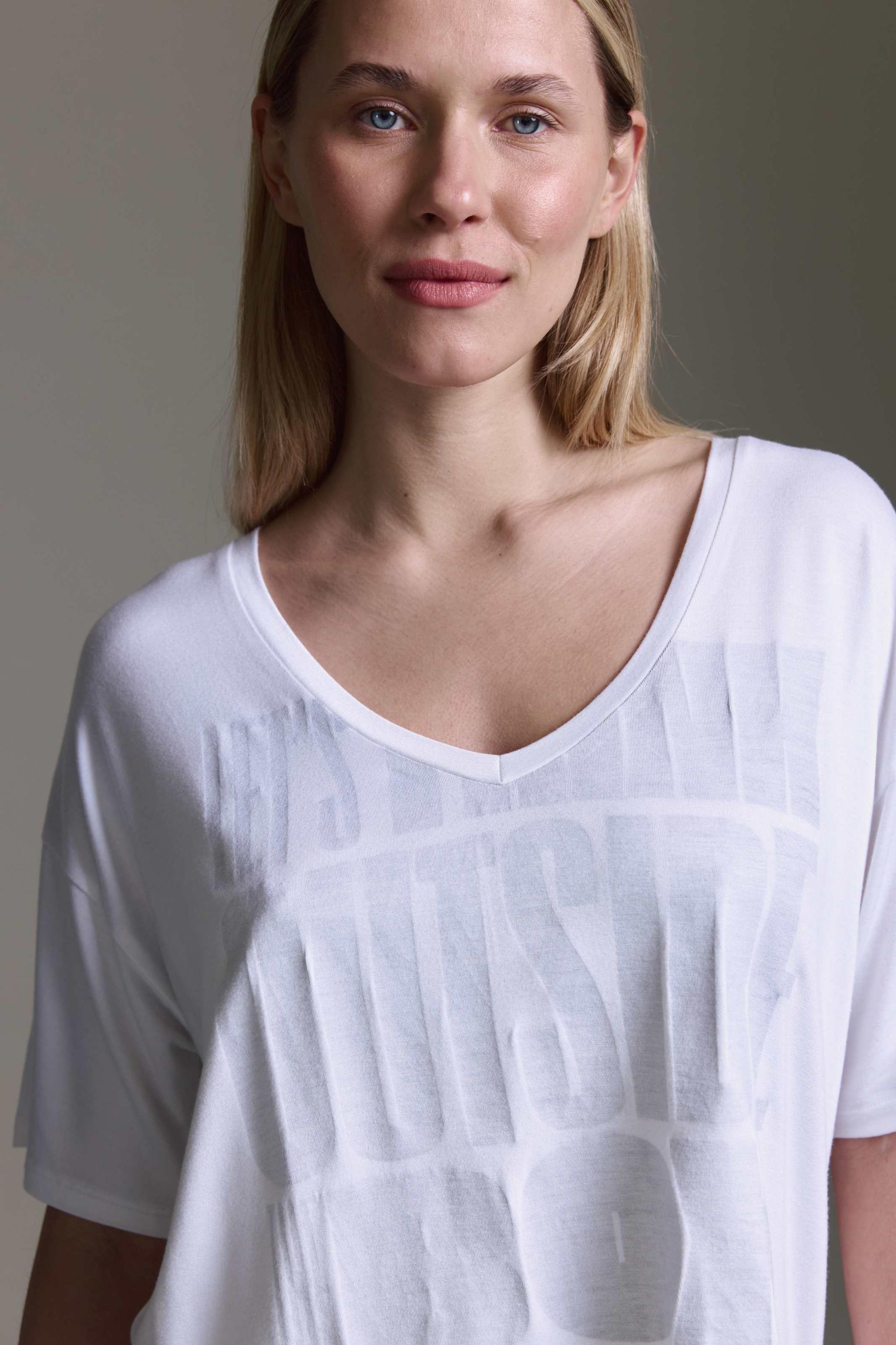 Super Softes T-Shirt Mit V-Hals, Seitenschlitzen Und LetS Think Druck