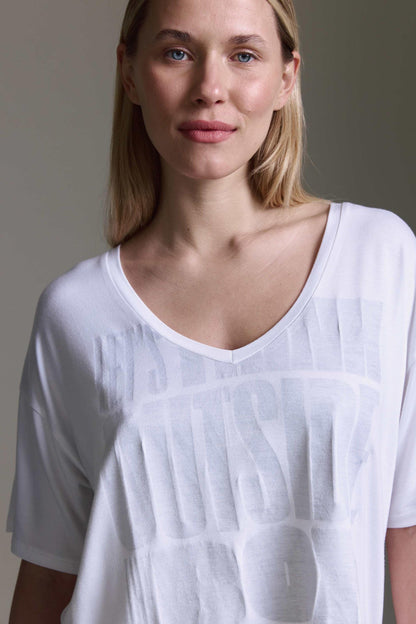 Super Softes T-Shirt Mit V-Hals, Seitenschlitzen Und LetS Think Druck