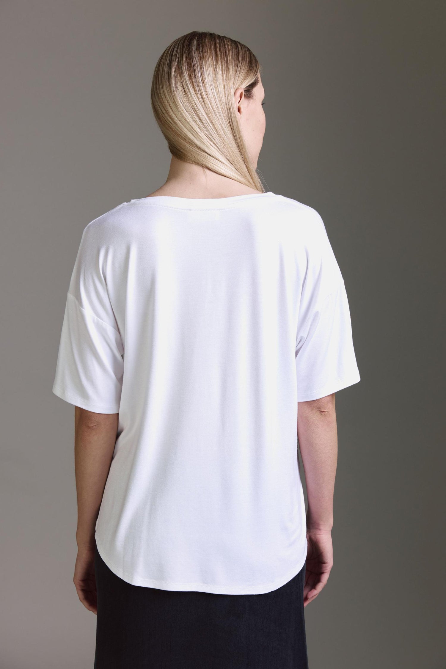 Super Softes T-Shirt Mit V-Hals, Seitenschlitzen Und LetS Think Druck