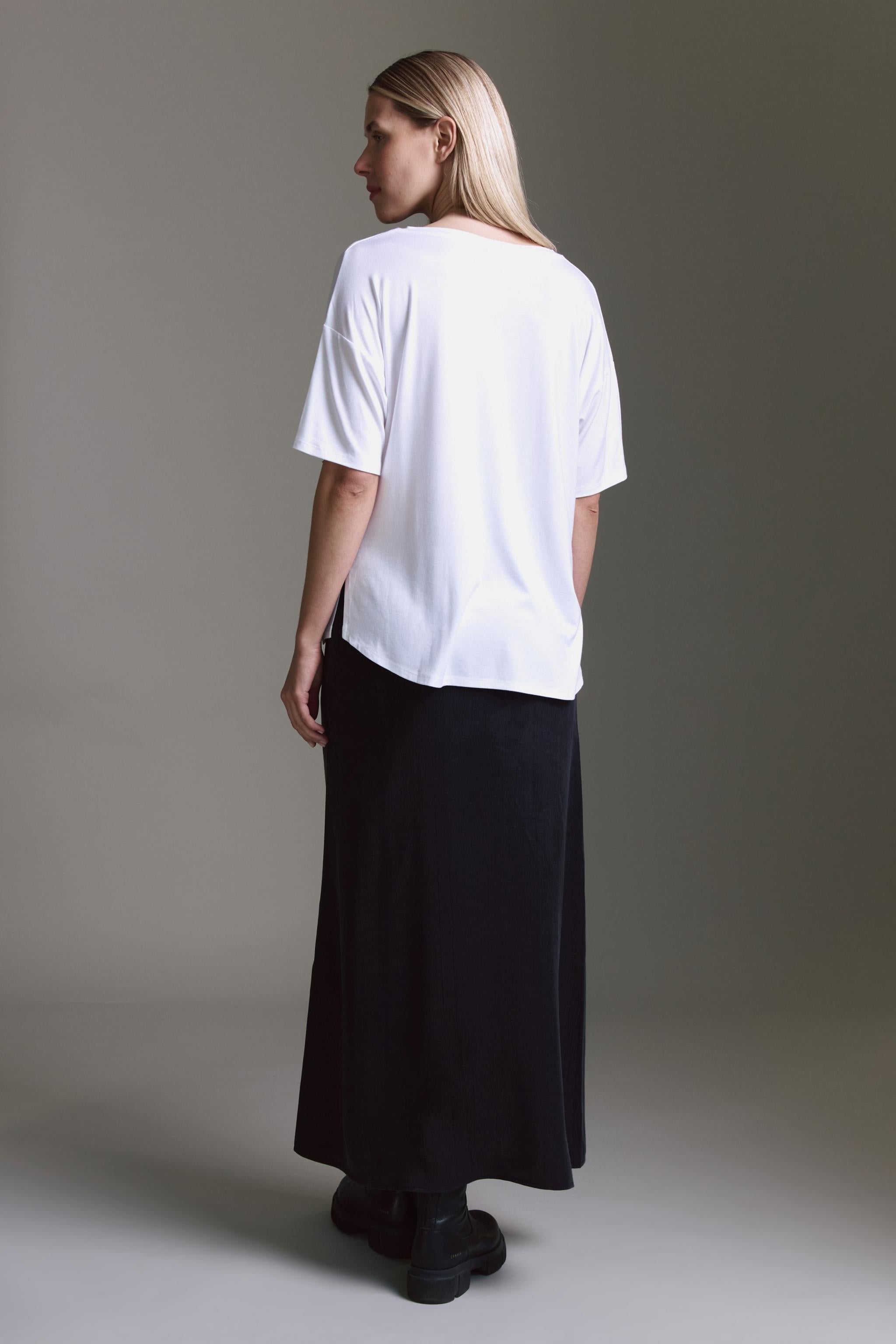 Super Softes T-Shirt Mit V-Hals, Seitenschlitzen Und LetS Think Druck