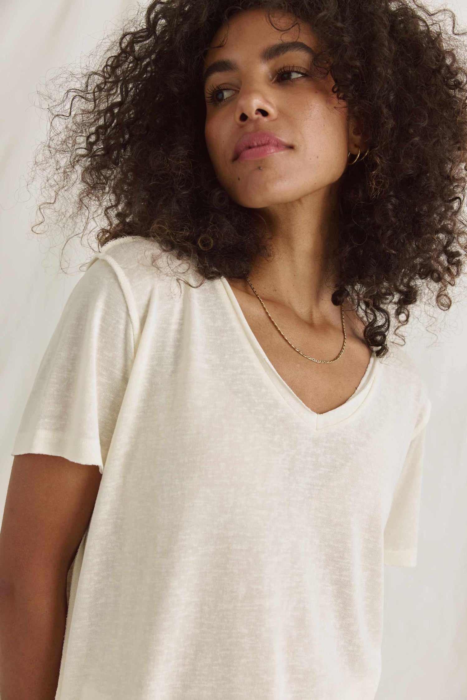 T-Shirt Mit V Hals Und Offenen Kanten