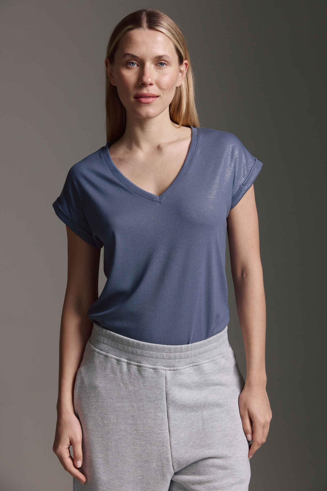Geripptes T-Shirt Mit V-Hals, Ärmelumschlag Und Glitterprint